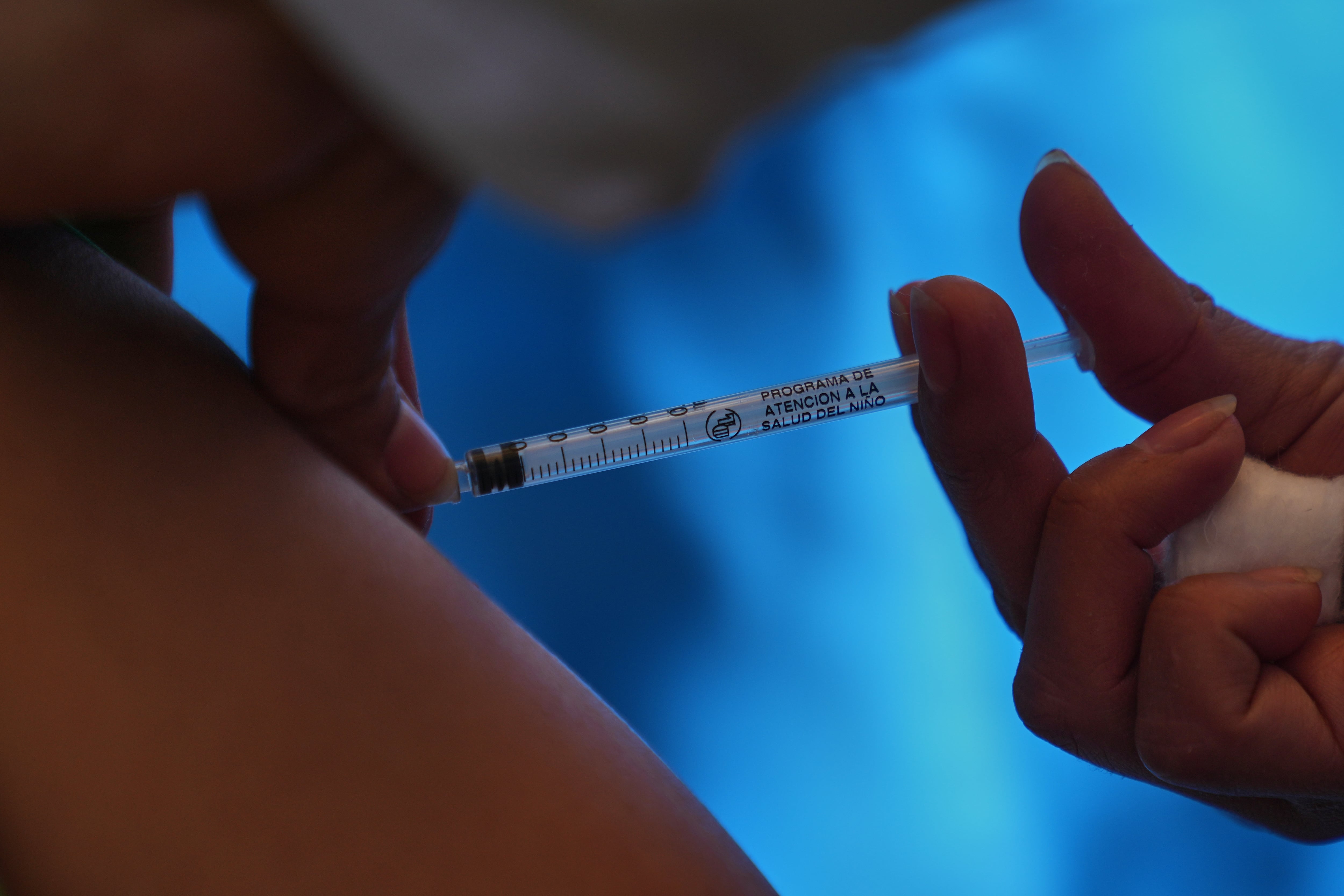 La mayoría de los nuevos infectados no cuenta con esquema completo de inmunización contra enfermedades virales prevenibles (Foto AP/Marco Ugarte)