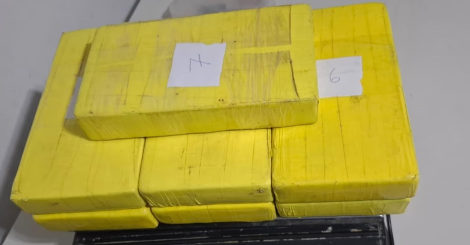 Varios paquetes de cocaína envueltos en plástico amarillo, numerados con etiquetas blancas, fueron incautados tras la detención de dos hombres en la Autopista La Plata-Buenos Aires (Policía Bonaerense)