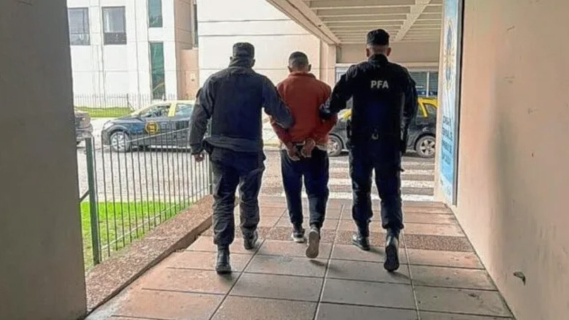 Detuvieron a un ciudadano chileno que llevaba drogas en una moto adulterada y se dieron cuenta de que era un prófugo