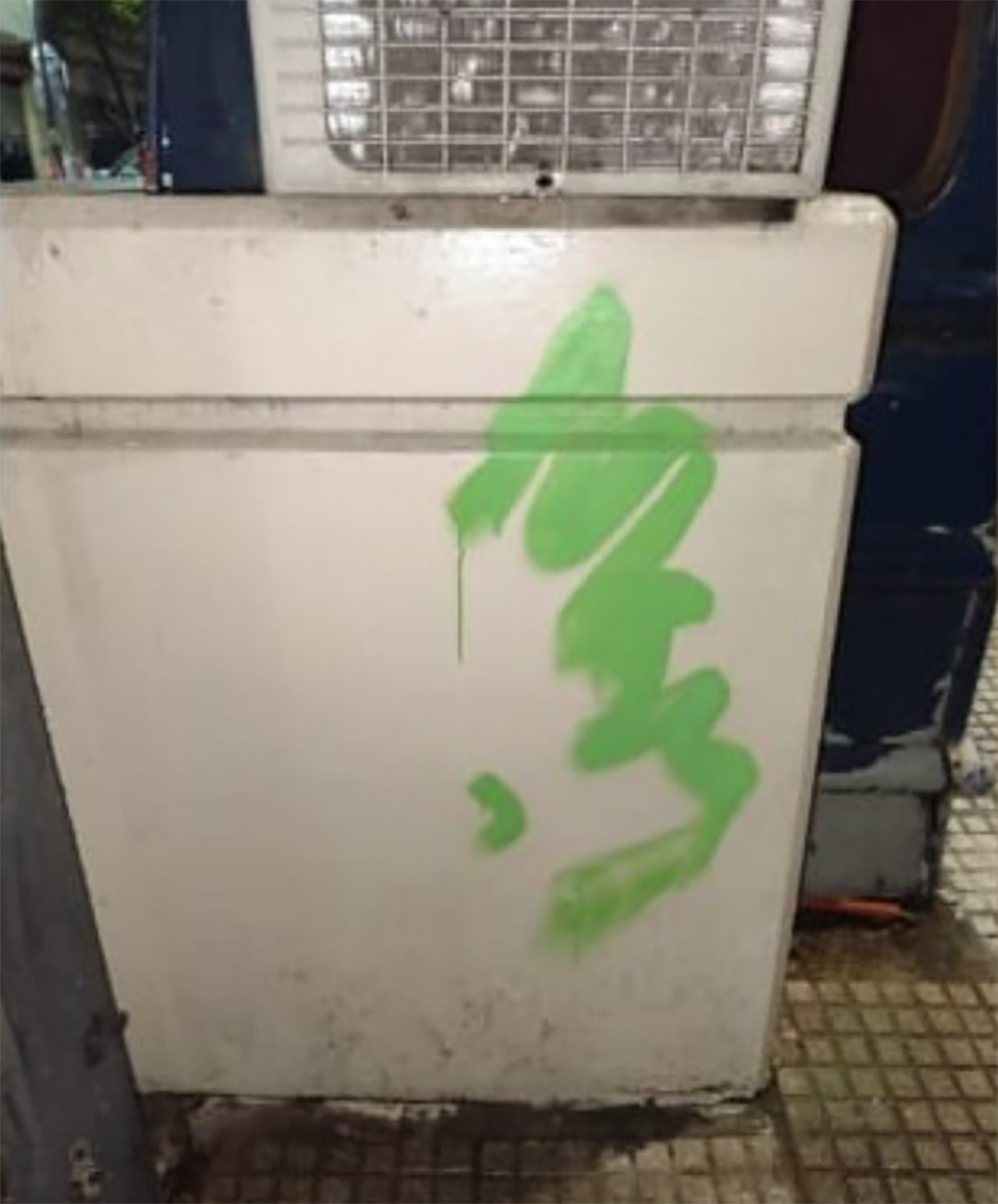 Detuvieron a un hombre por realizar pintadas con aerosol en la fachada de la AMIA