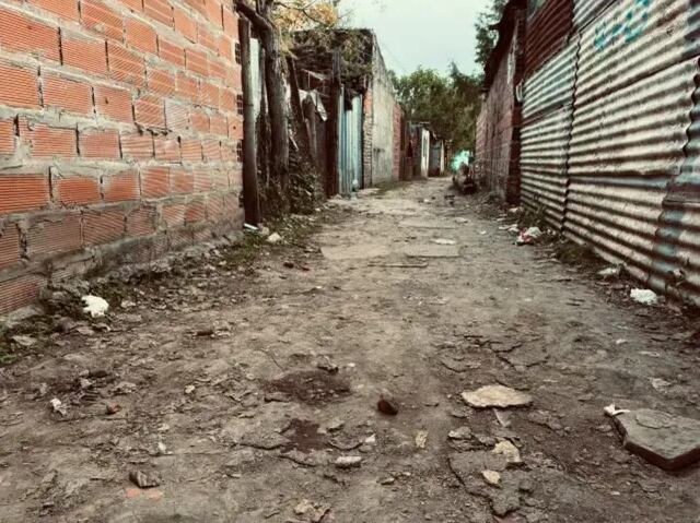 El pasillo en Villa Gobernador Gálvez donde balearon a Altamirano
