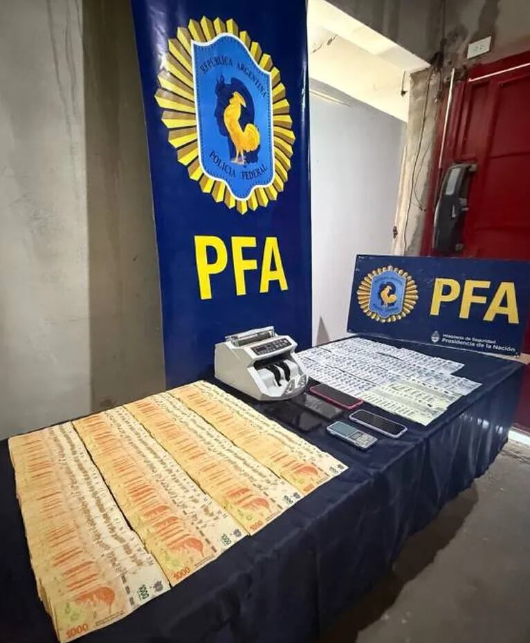 Durante el allanamiento en la vivienda de la calle Chacho Peñaloza encontraron dinero y estupecientes