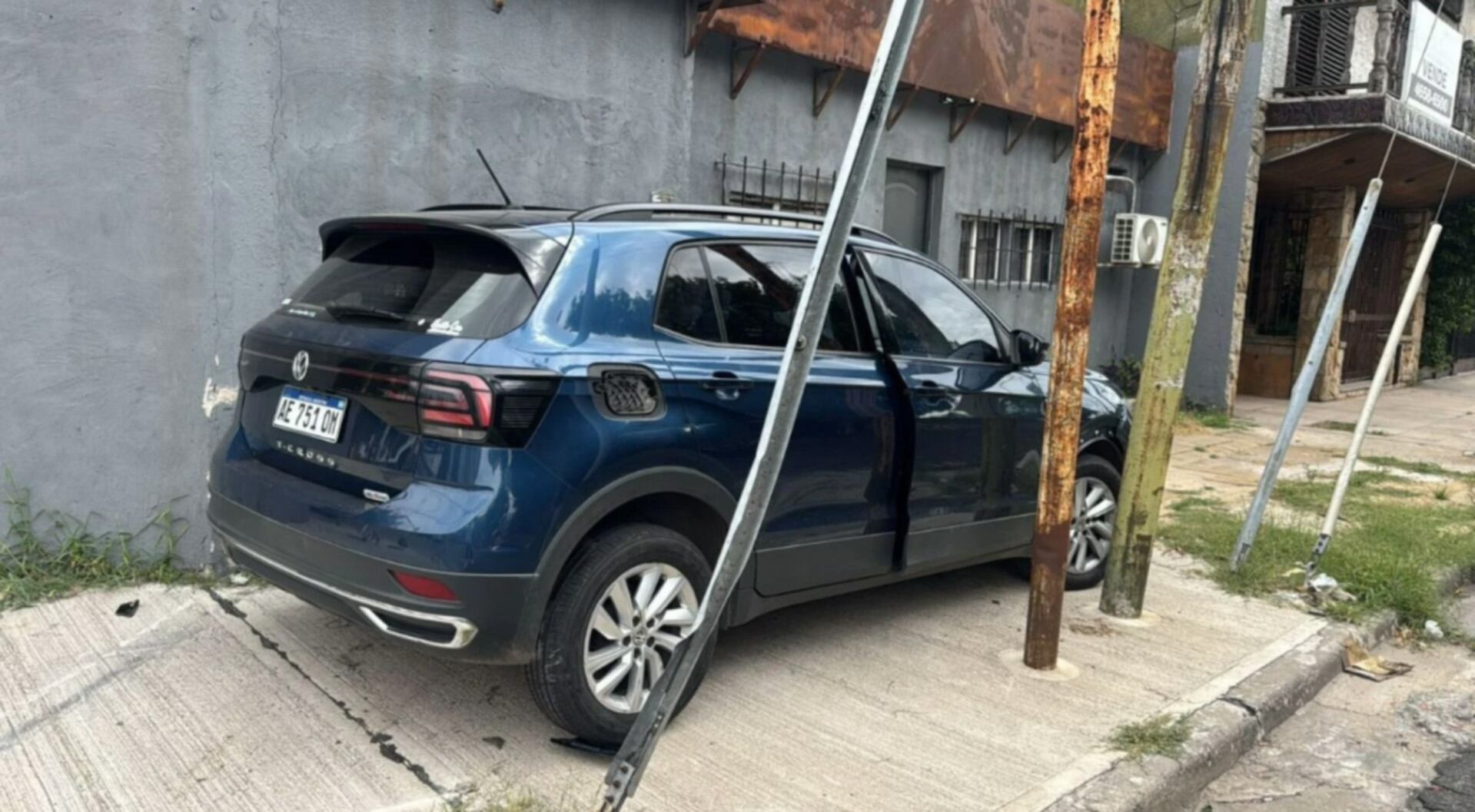 El vehículo Volkswagen T-Cross azul oscuro, pieza clave en la investigación del crimen que llevó a la detención de un joven en Mar del Plata, visto estacionado en la calle. (0223)