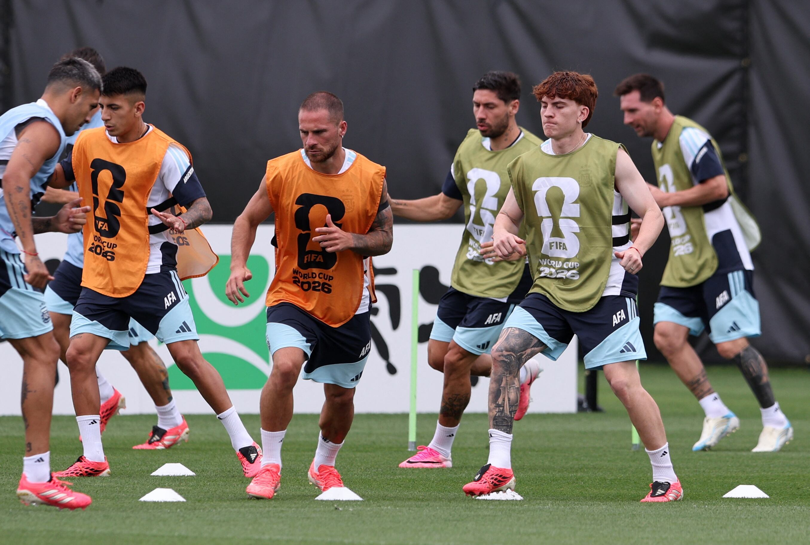 De cara al partido con Jordania, en Infobae Mundial plantearon que Lionel Scaloni podría hacer rotaciones en la Selección Argentina y darles minutos a Nicolás Otamendi y Valentín Barco (Reuters/William Purnell)