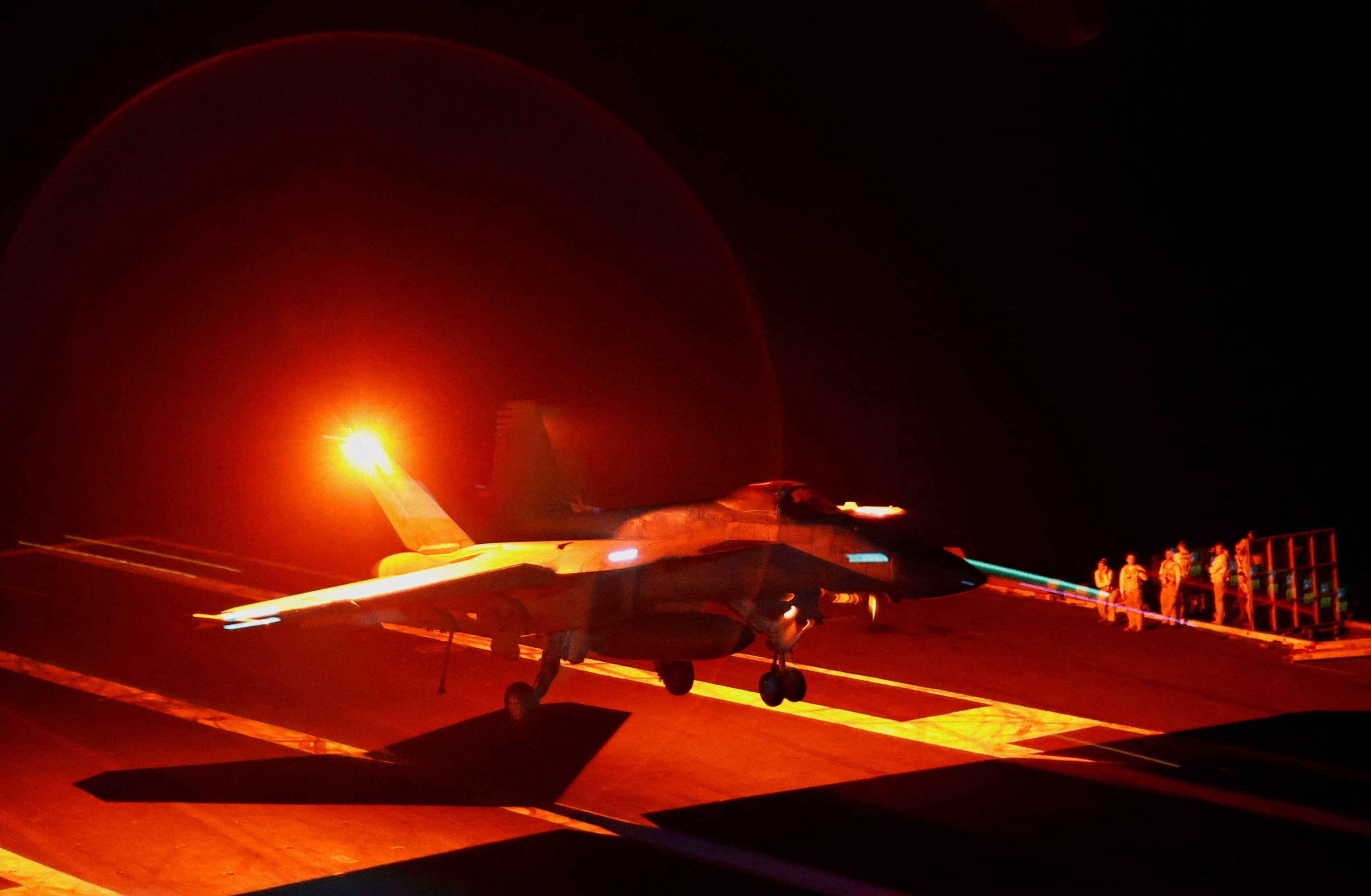 Aviones de combate de EEUU atacaron objetivos militares del régimen iraní este sábado por la noche (REUTERS/Hamad I Mohammed)