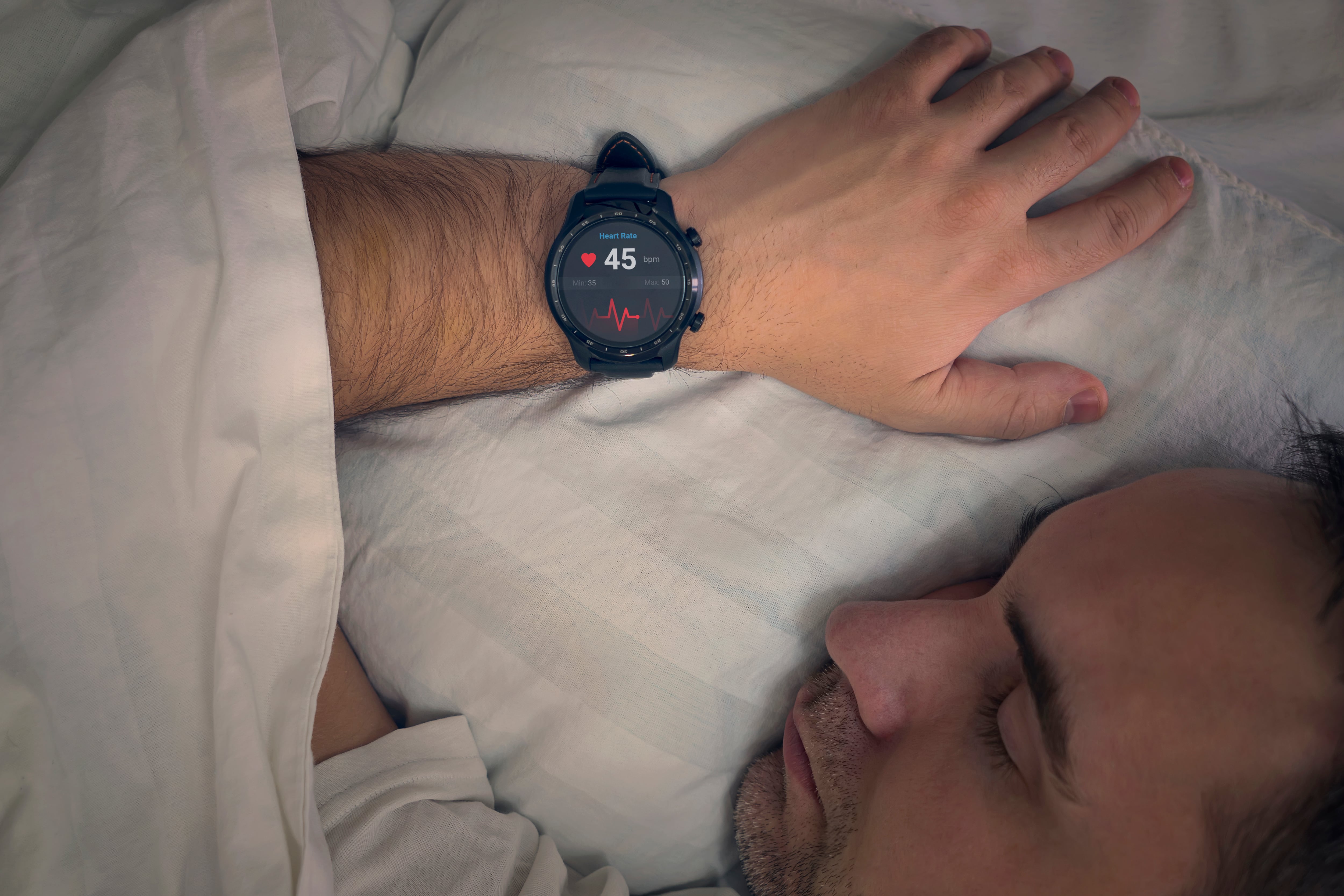 Consultar la hora en un reloj durante la noche puede evitar el uso del celular y reducir la exposición a correos, redes sociales y otros estímulos digitales (Imagen Ilustrativa Infobae)