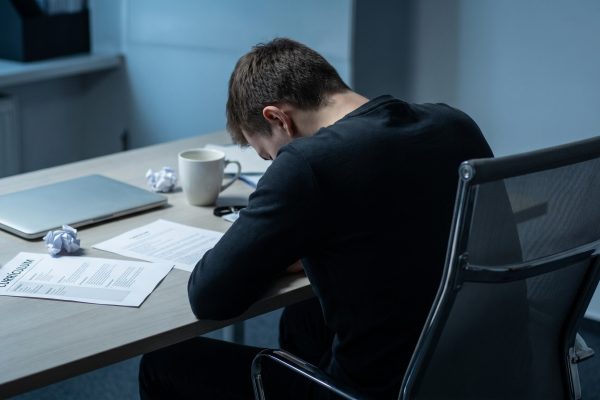 Dormir mal reduce la capacidad del cerebro para detectar y corregir errores, afirma un experto