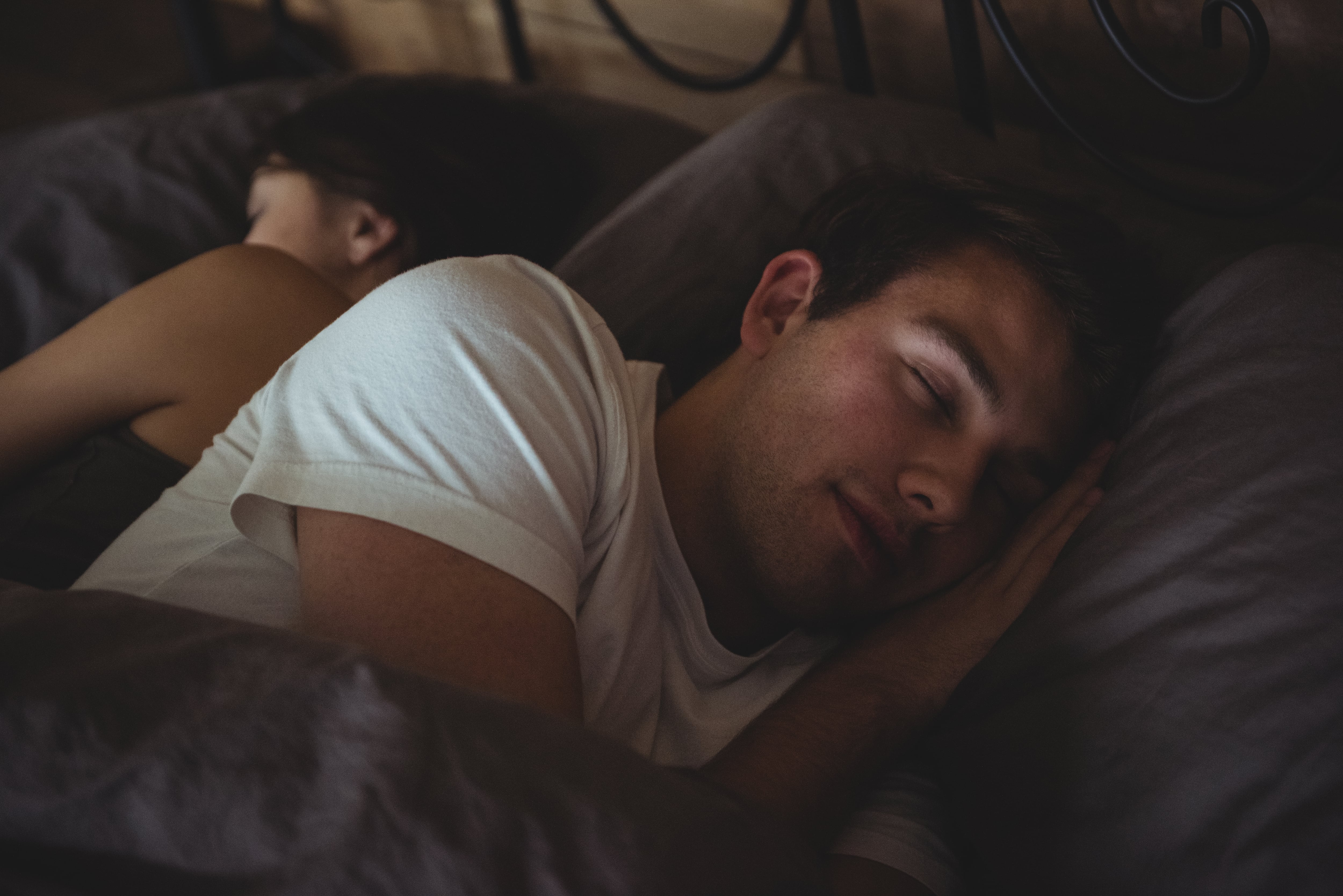 Los resultados revelaron que dormir lo suficiente y realizar ejercicio moderado o vigoroso protege el equilibrio emocional