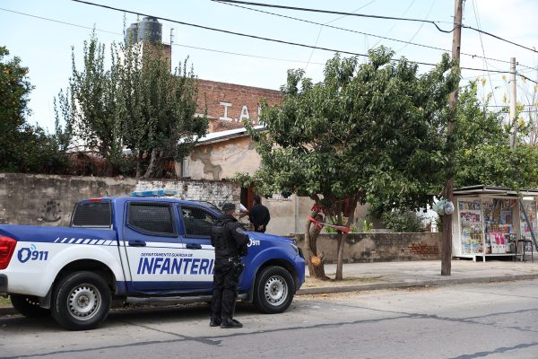 Dos hombres chocaron en Córdoba y un motochorro les robó mientras se intercambian los datos del seguro