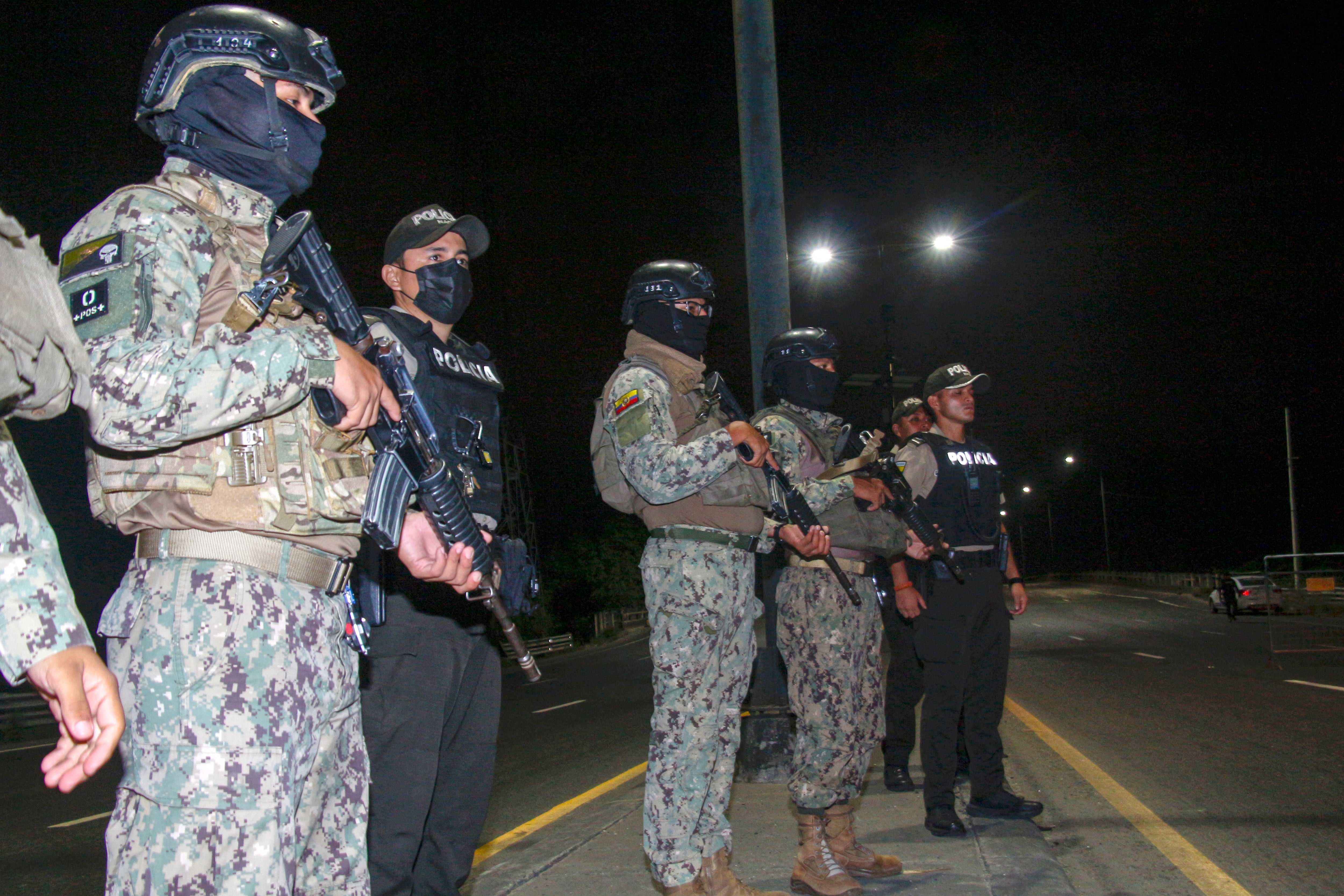 Integrantes de la Policía y el Ejercito de Ecuador custodian durante un operativo este lunes, en Guayaquil (Ecuador) (EFE/ Gerardo Menoscal)