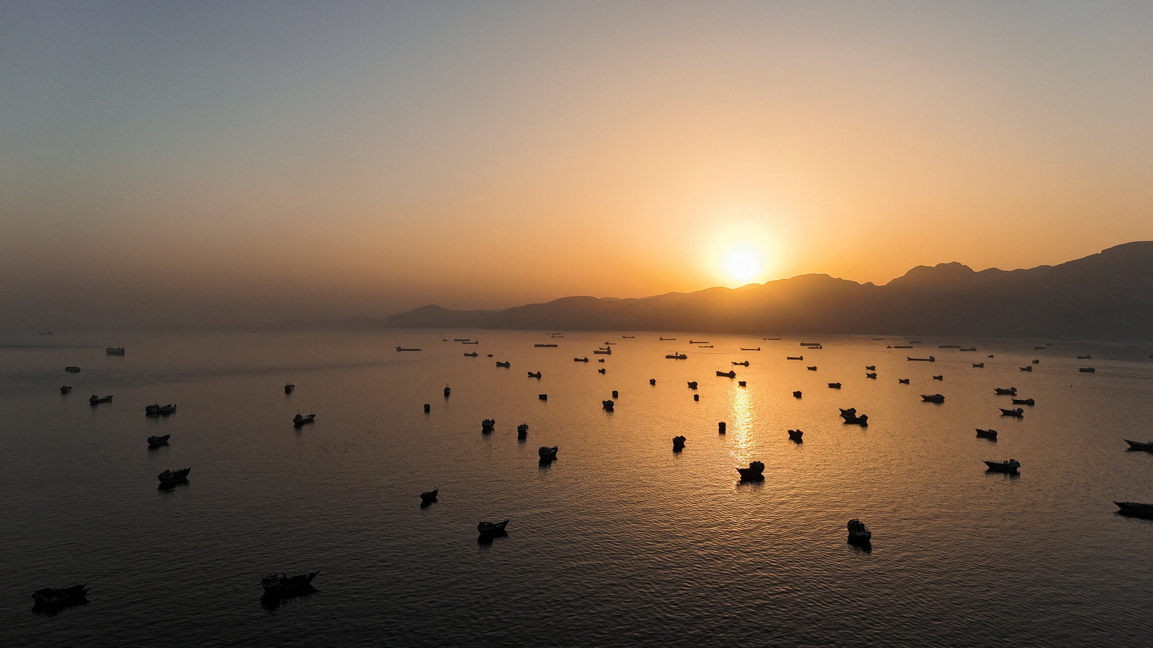 Vista aérea de buques anclados en el estrecho de Ormuz desde Musandam, Omán, 3 de junio de 2026 (REUTERS/Archivo)