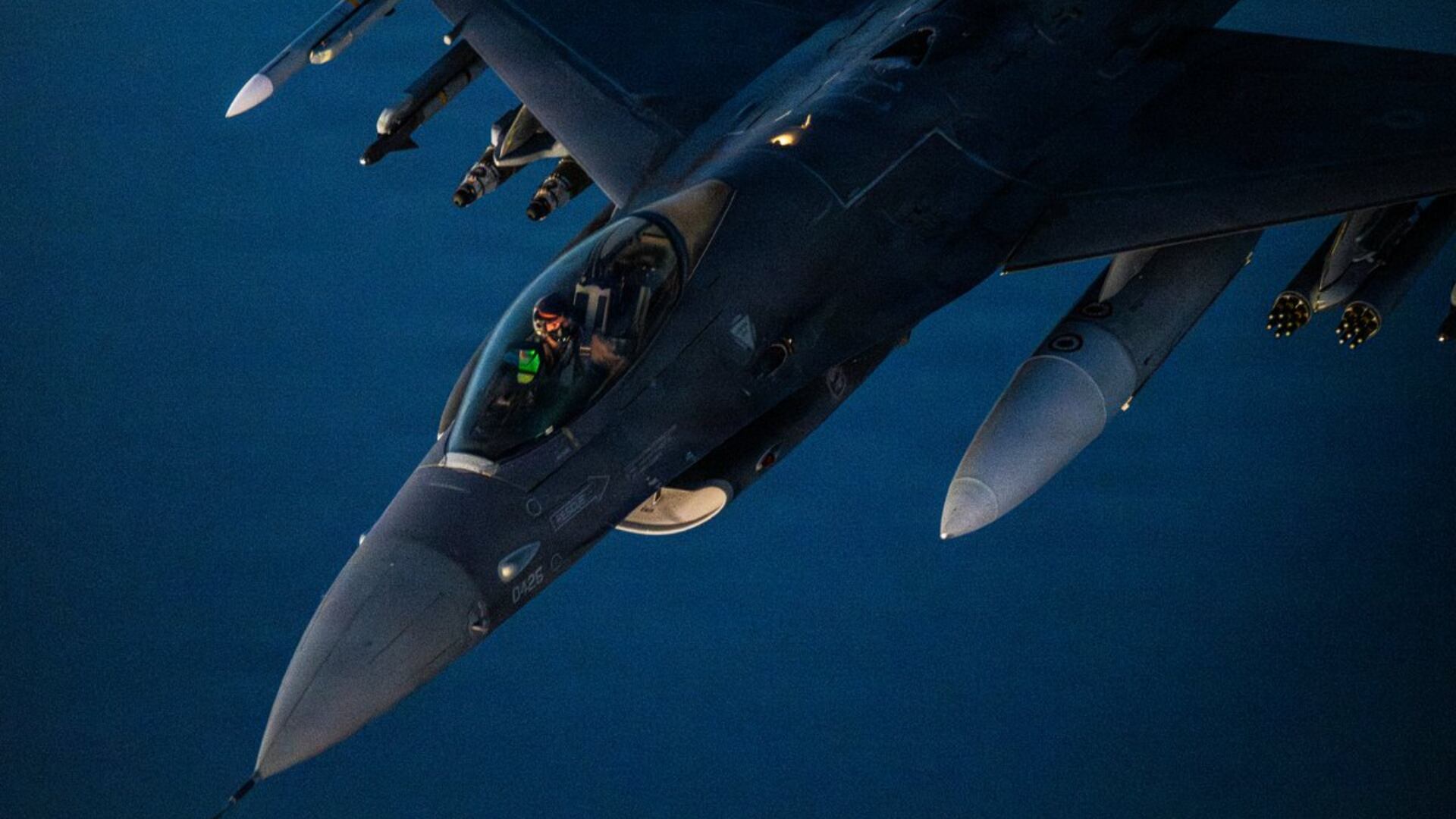 Un jet de combate F-16 de la Fuerza Aérea de EE.UU. patrulla los cielos sobre Oriente Medio mientras las fuerzas estadounidenses mantienen su presencia y vigilancia en la región (@CENTCOM)