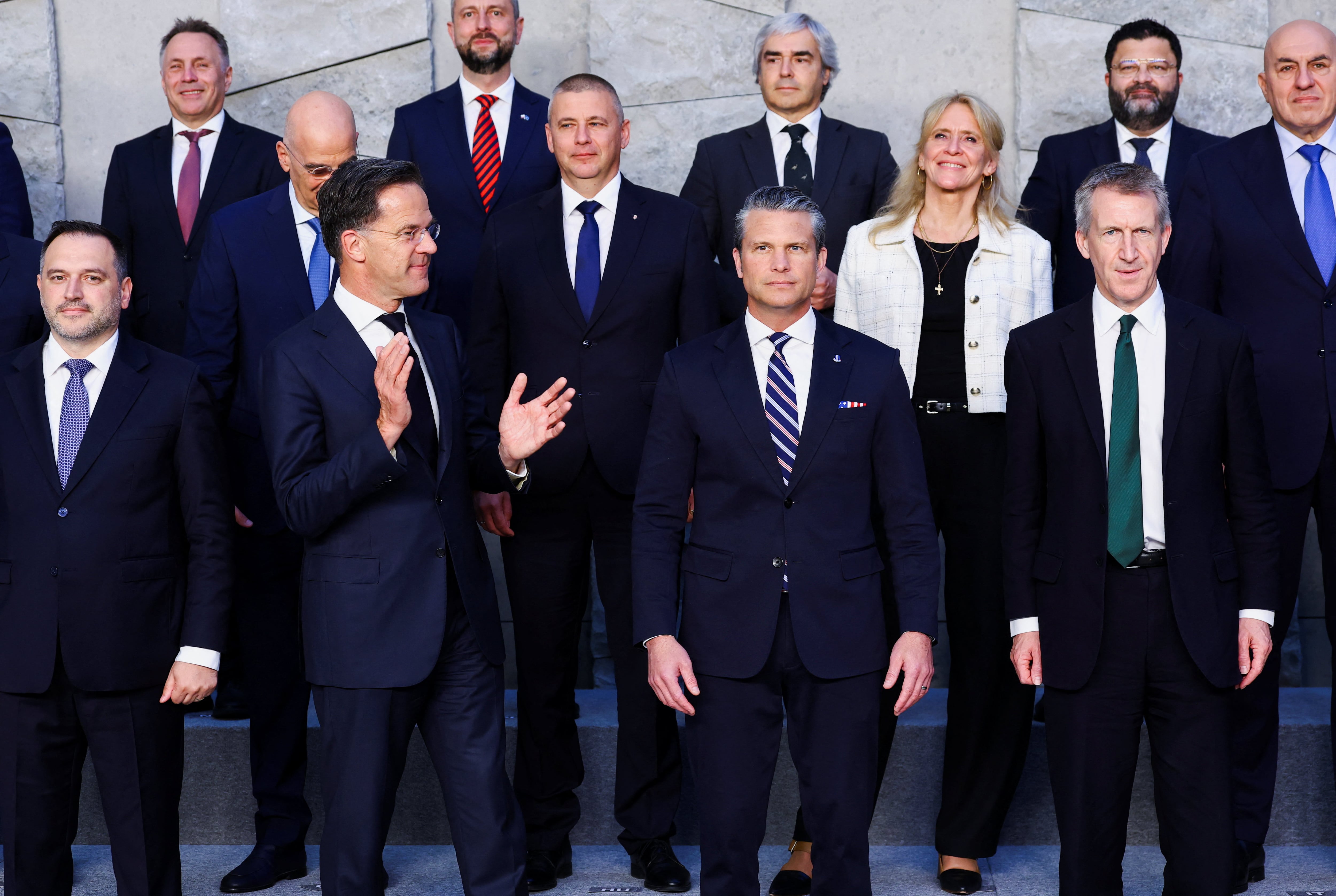 El secretario general de la OTAN, Mark Rutte, gesticula junto al secretario de Defensa de Estados Unidos, Pete Hegseth, y el secretario de Defensa británico, Dan Jarvis, mientras posan para una foto de grupo durante una reunión de ministros de Defensa de la OTAN en la sede de la alianza en Bruselas, Bélgica (REUTERS/Yves Herman)