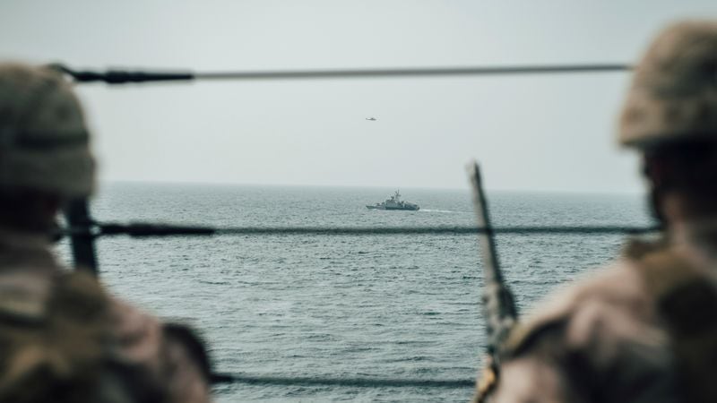 Infantes de Marina estadounidenses observan una lancha rápida de ataque iraní (Donald Holbert/U.S. Navy vía REUTERS/Archivo)