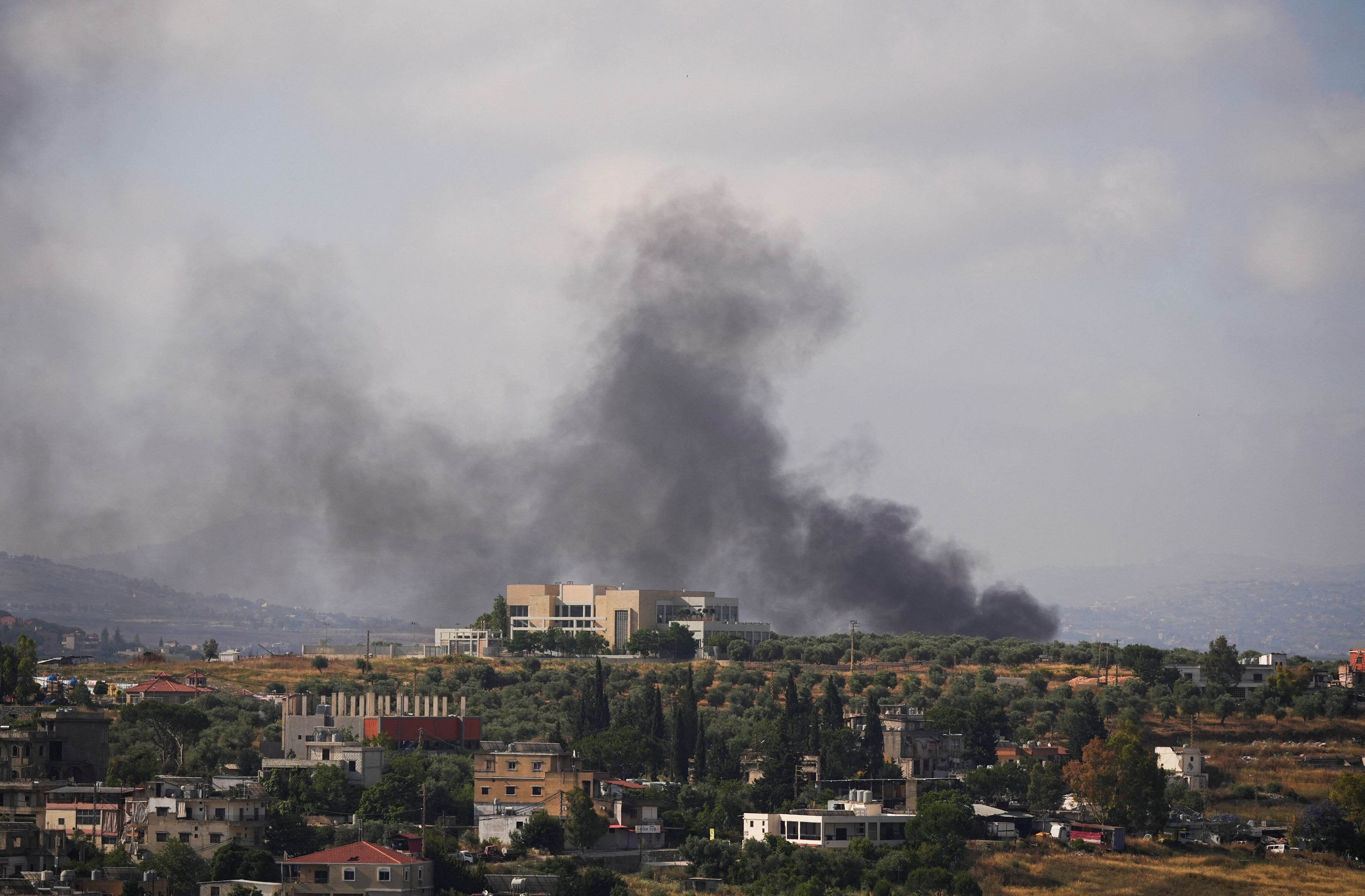 Una densa columna de humo se eleva desde el sur del Líbano tras un ataque israelí, vista desde Nabatieh, Líbano, el 13 de junio de 2026 (REUTERS/Archivo)