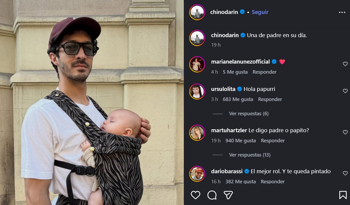 El actor El Chino Darín posa junto a su hijo Dante, quien duerme en un portabebés con estampado de cebra.