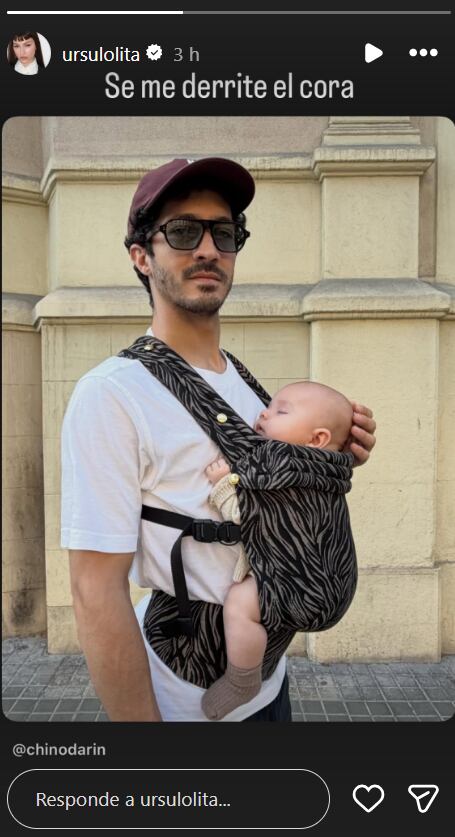 La imagen muestra al actor El Chino Darín llevando a su hijo Dante dormido en un portabebés con estampado de cebra.