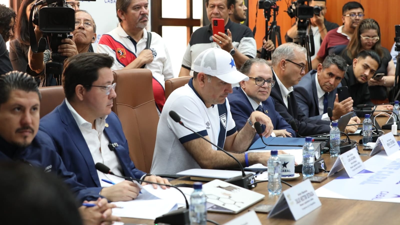 Legisladores reclamaron el reglamento pendiente del Decreto 14-2025 y exigieron informes al CIV. En paralelo, se anunció una acción penal por presuntos delitos ligados a subastas de 2023. La mesa de seguimiento ya se plantea (Foto cortesía Congreso)