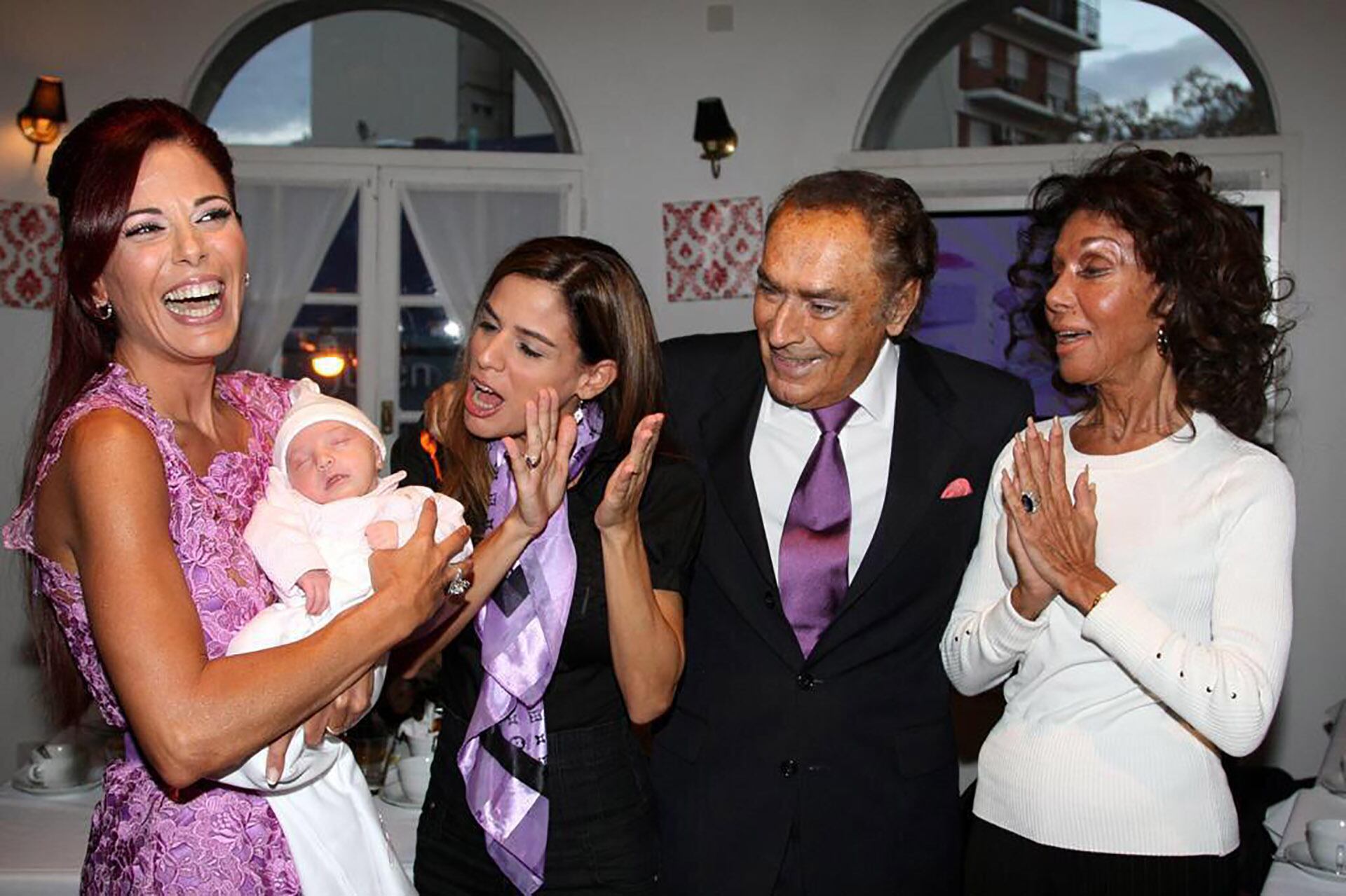 La familia Calabró acompañó a Juan Carlos en el escenario, destacando el apoyo y la unión familiar durante el homenaje