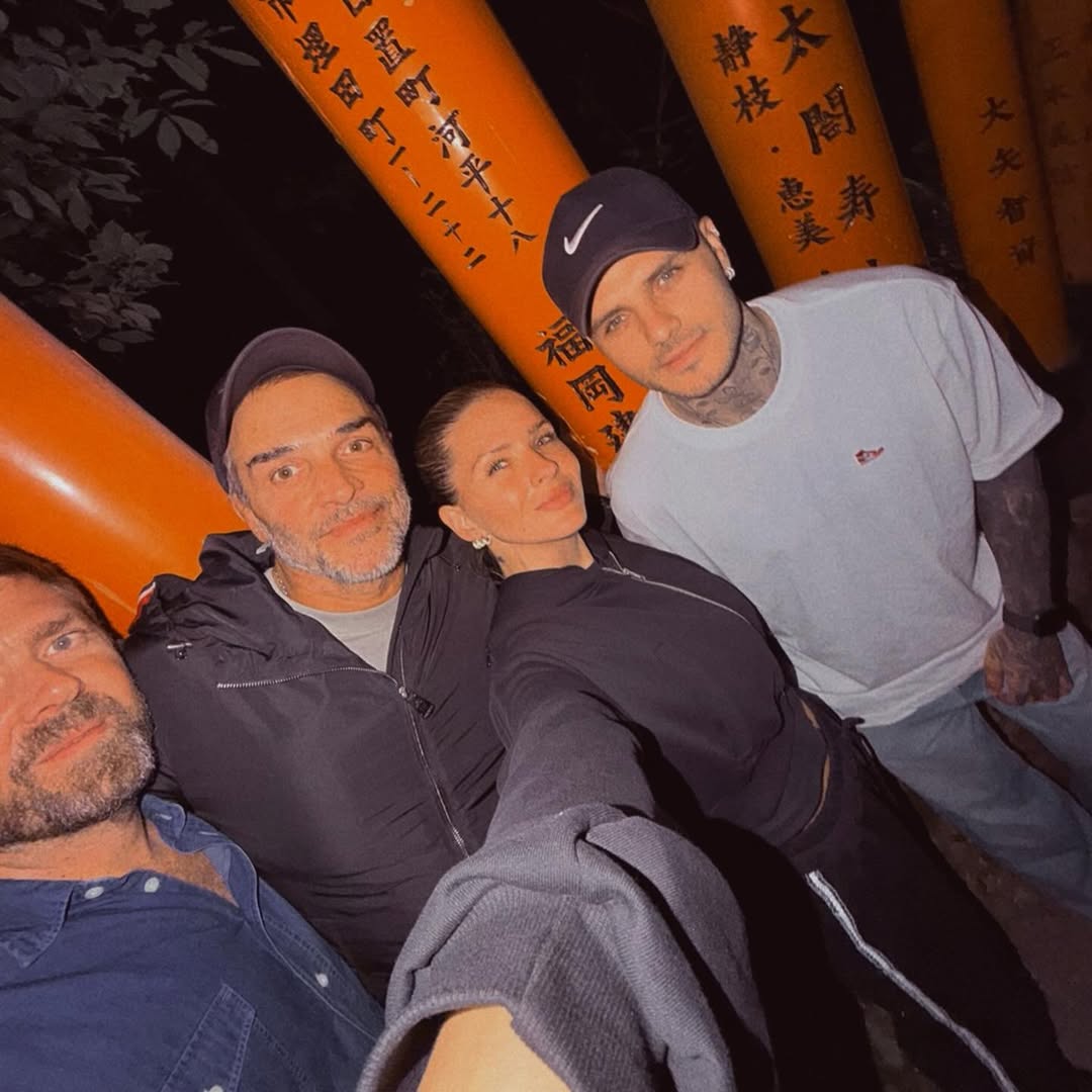 El viaje por Japón también incluyó momentos con amigos, como una selfie nocturna bajo torii naranjas de un santuario sintoísta