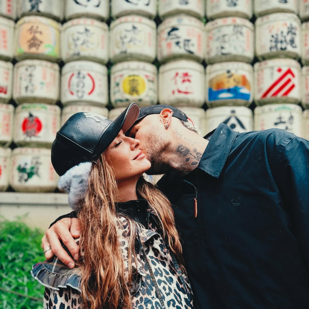Mauro Icardi apareció en un templo tradicional de Japón en una imagen de contemplación ante un altar rodeado de barriles de sake