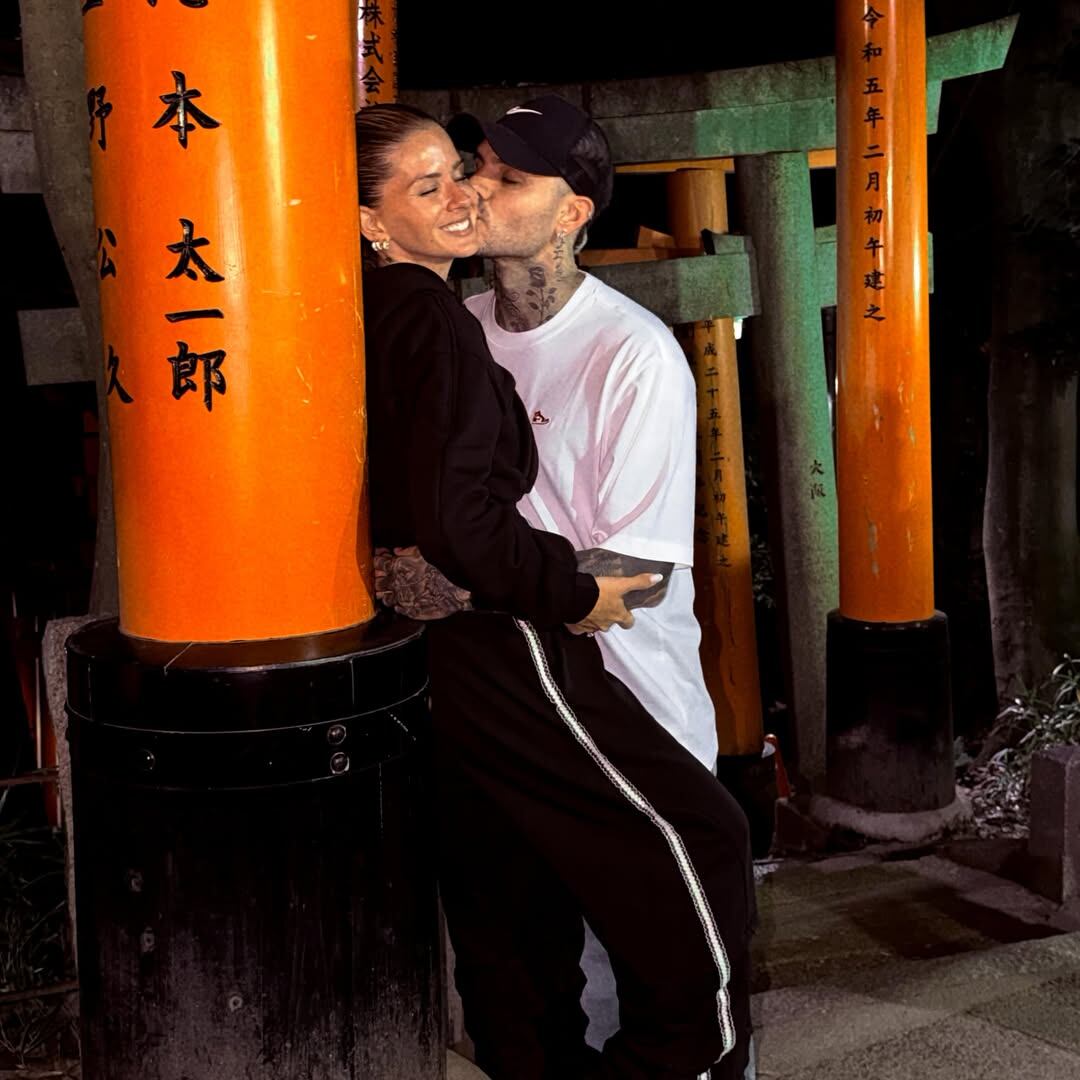 Mauro Icardi apareció en un templo tradicional de Japón en una imagen de contemplación ante un altar rodeado de barriles de sake