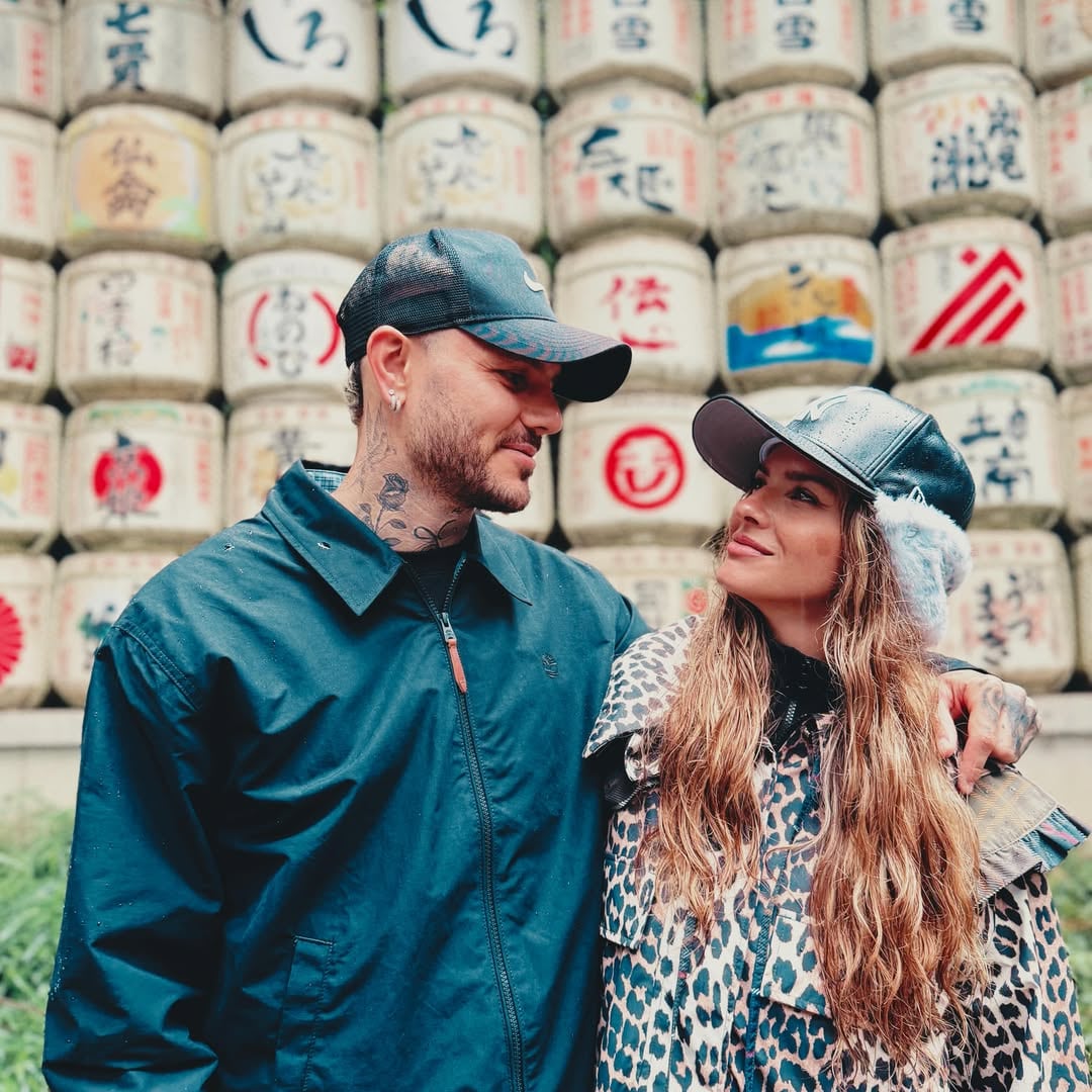 Los looks de la China Suárez y Mauro Icardi acompañaron el viaje por Japón con prendas urbanas, total black, abrigo animal print y estilos informales