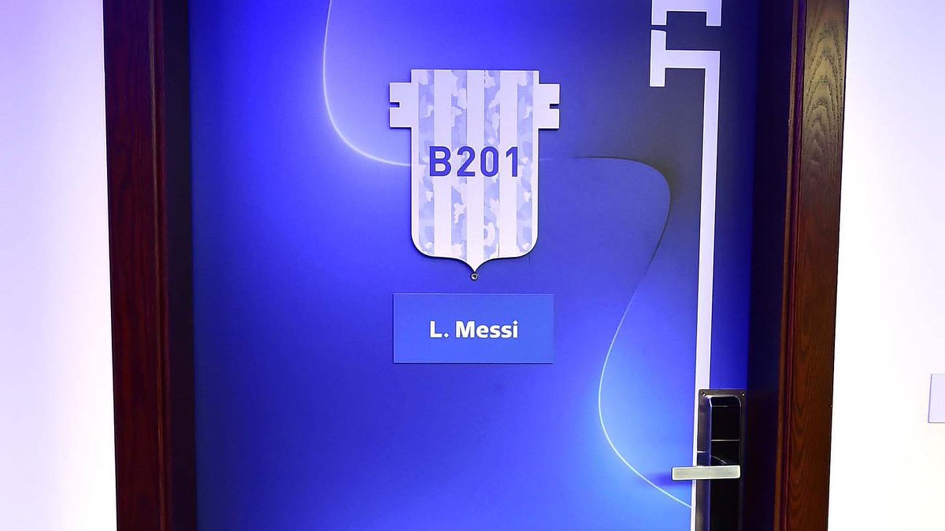 La puerta de la habitación de Messi en la Universidad de Qatar (Twitter / @QNAEnglish)