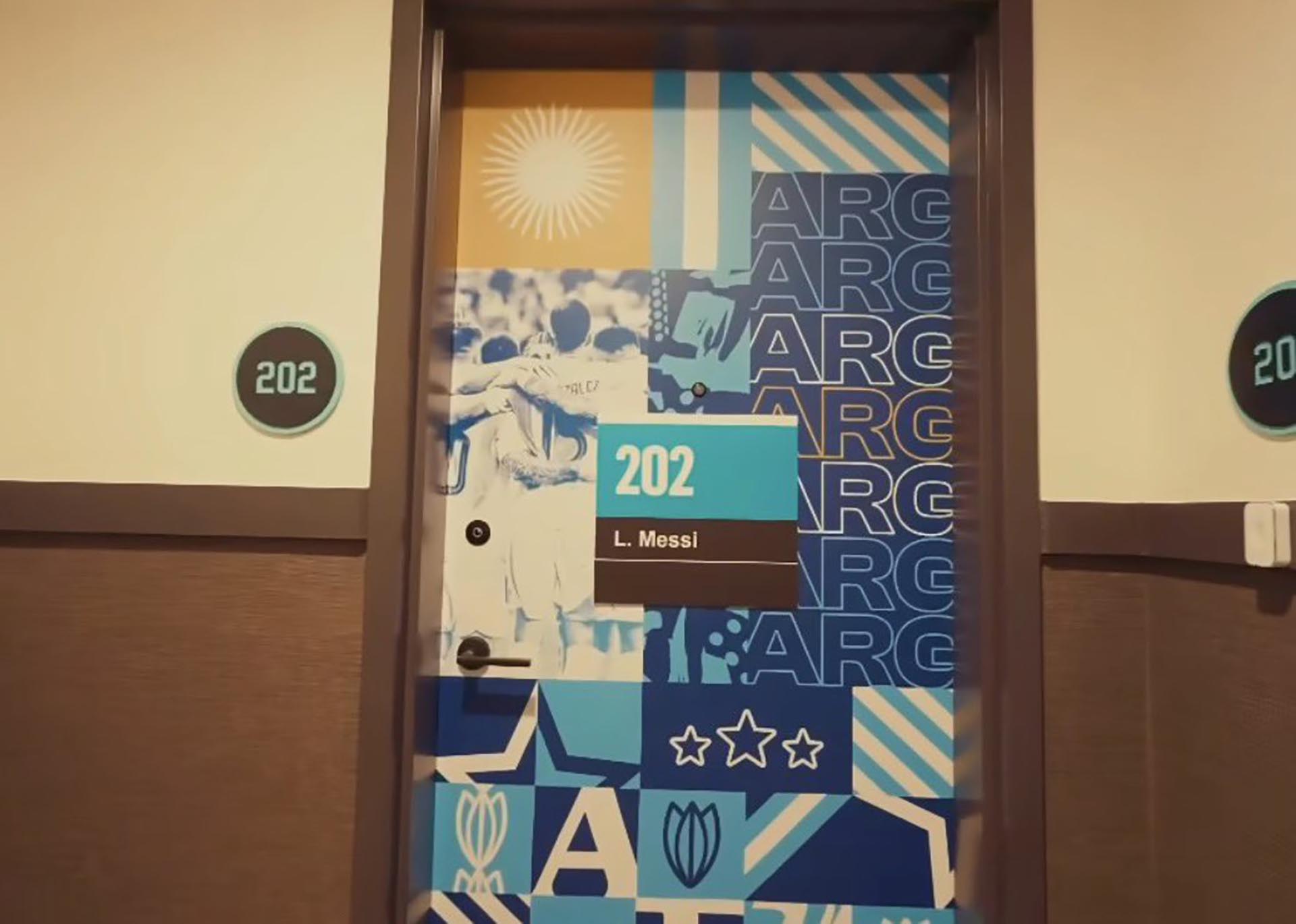 La puerta de la habitación 202 asignada a Lionel Messi durante la concentración de la selección argentina en Kansas, personalizada con los colores y símbolos del país.