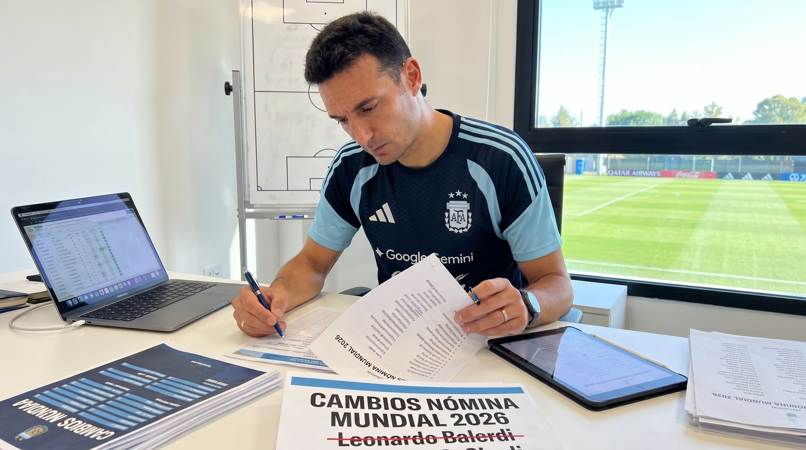 Lionel Scaloni revisa la nómina de la selección argentina tras la baja de Leonardo Balerdi para el Mundial 2026 (Imagen Ilustrativa Infobae)