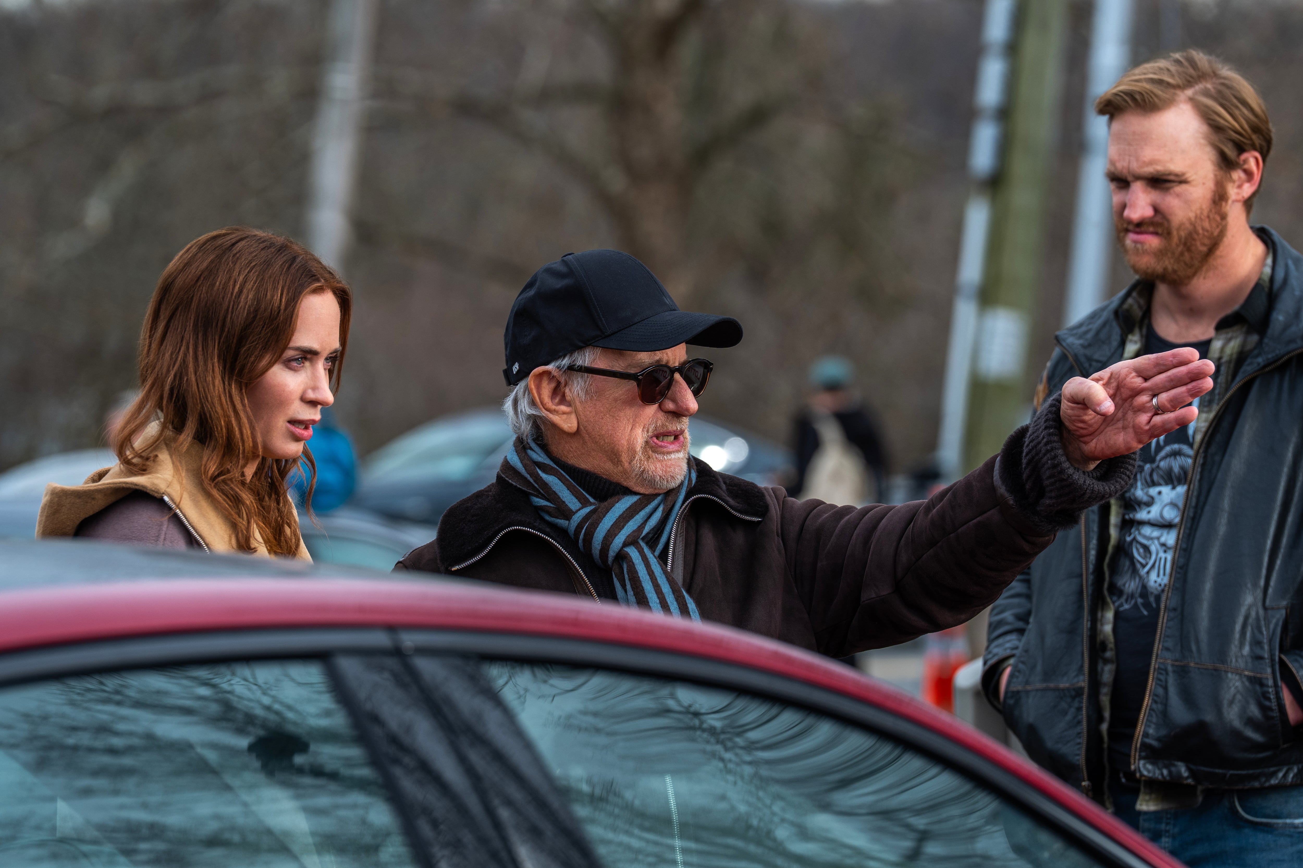 Steven Spielberg junto a Emily Blunt durante el rodaje del filme (Niko Tavernise / Universal Pictures / Amblin Entertainment / AP)