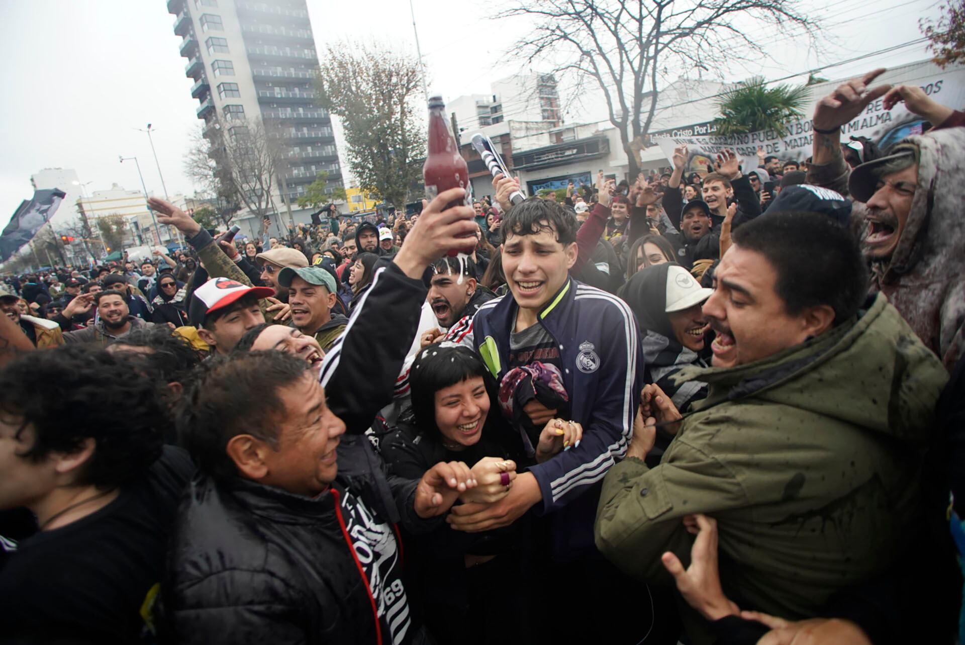 Cientos de miles de personas esperan para despedir al Indio Solari en Avellaneda (RS Fotos)