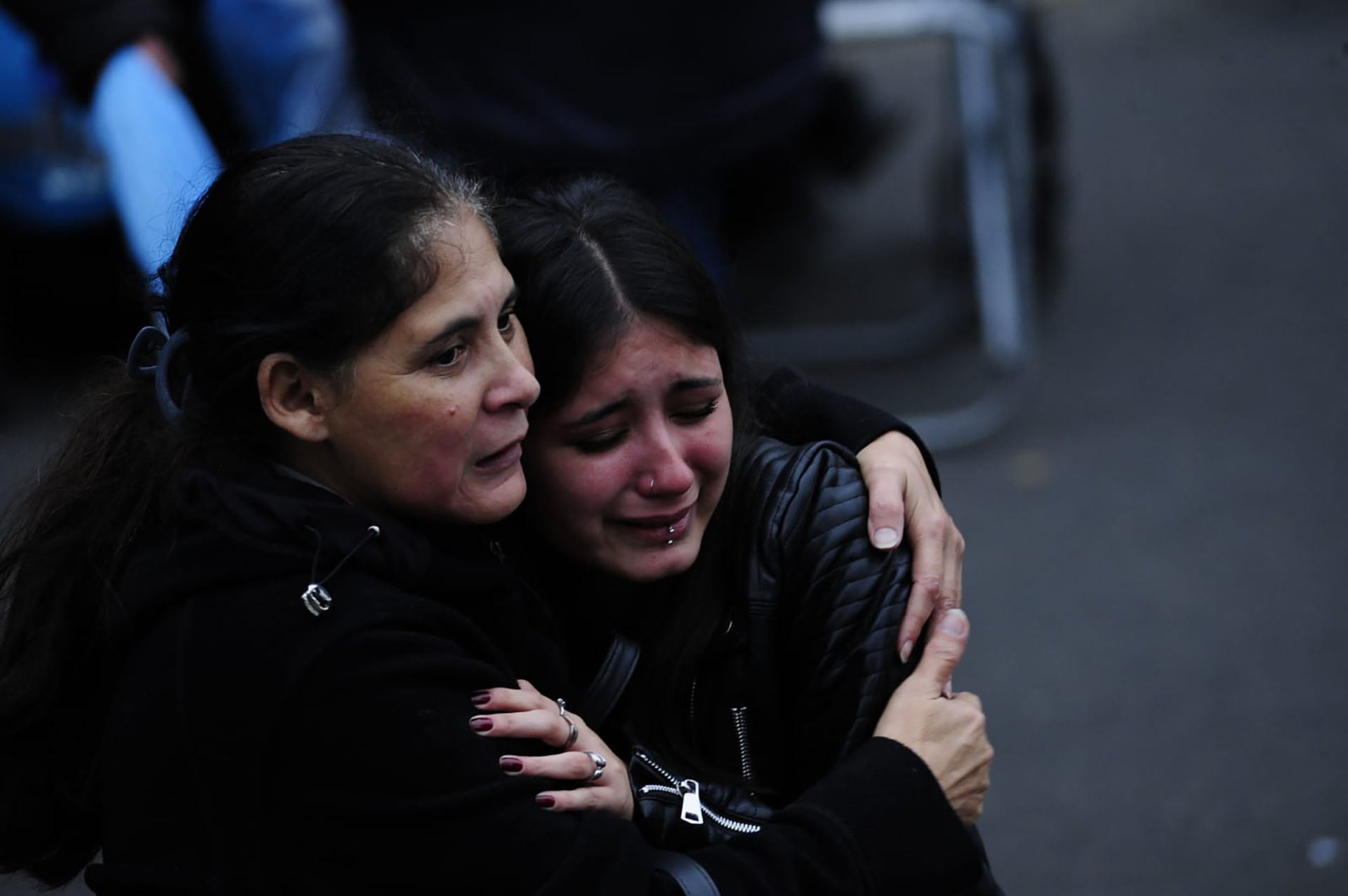 Madre e hija lloran tras pasar por la capilla ardiente del Indio Solari (RS Fotos)