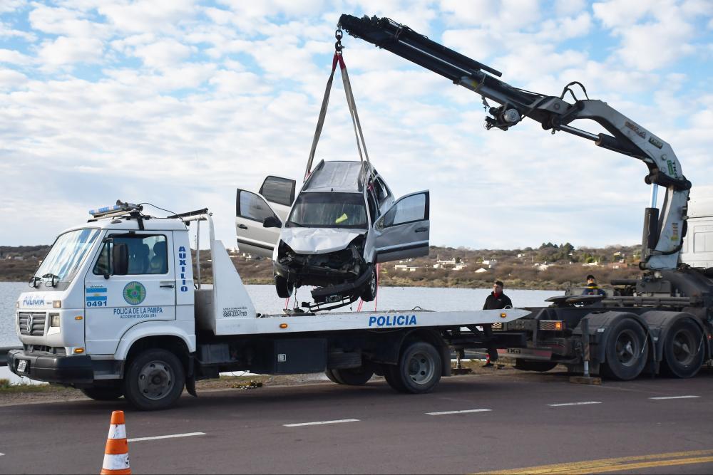Las autoridades lograron retirar el vehículo del lugar del accidente 