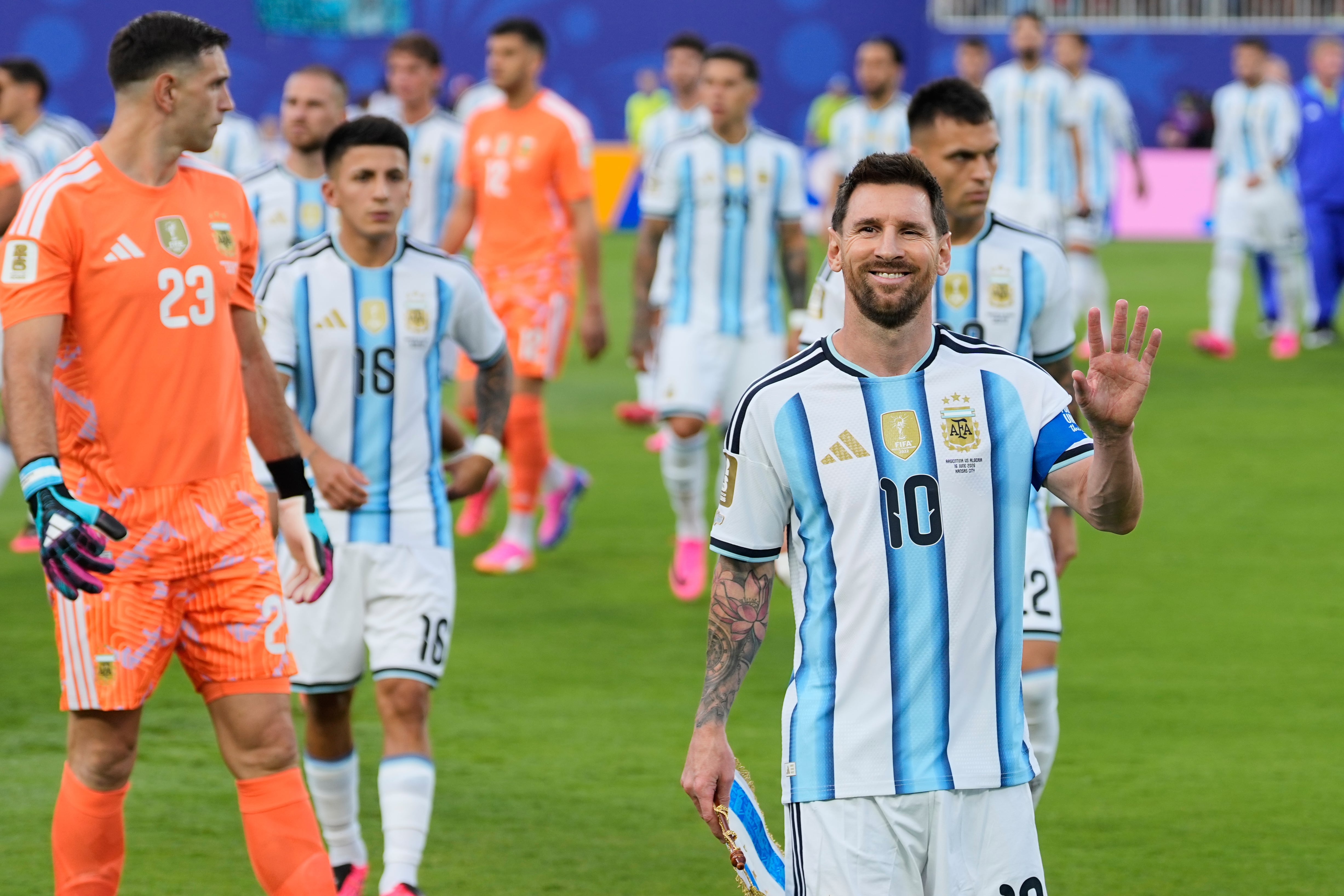 
La psicóloga sostiene que el capitán forma parte de la biografía de varias generaciones, más allá del rendimiento, y remarca que la Copa del Mundo potencia la identidad colectiva (AP Foto/Charlie Riedel)