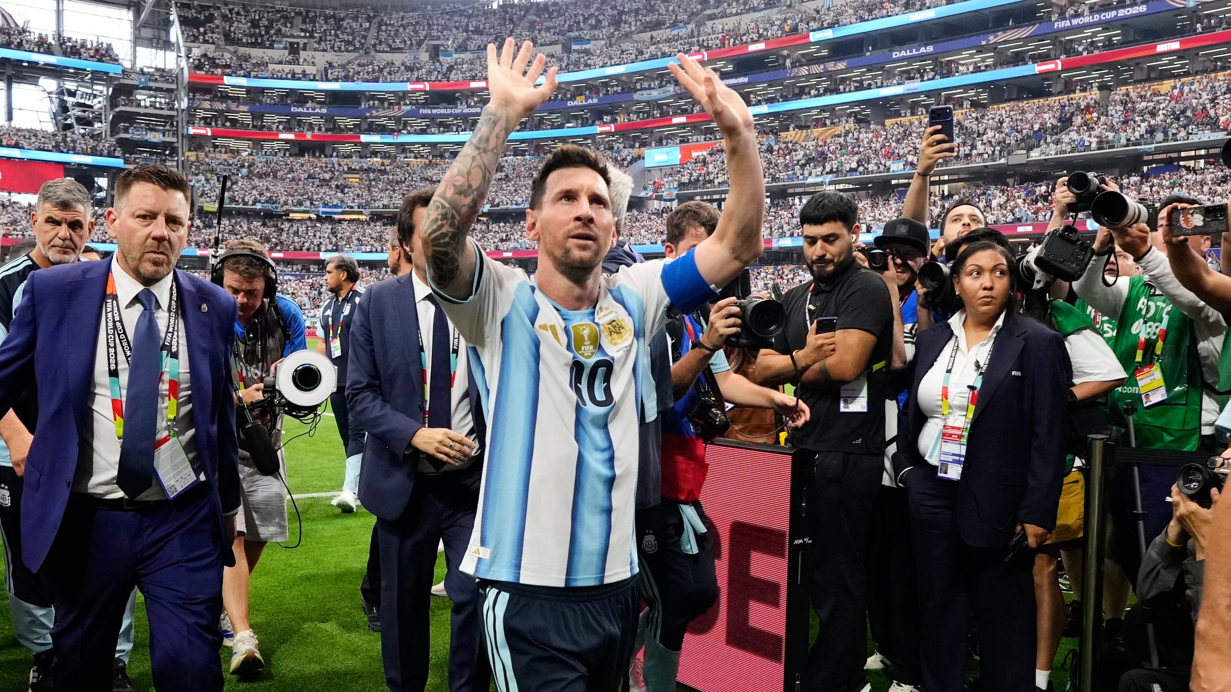 La psicóloga Constanza Leszczyñski explica cómo el capitán, a los 39 años, activa recuerdos y pertenencia en los hinchas (AP Foto/Tony Gutiérrez)