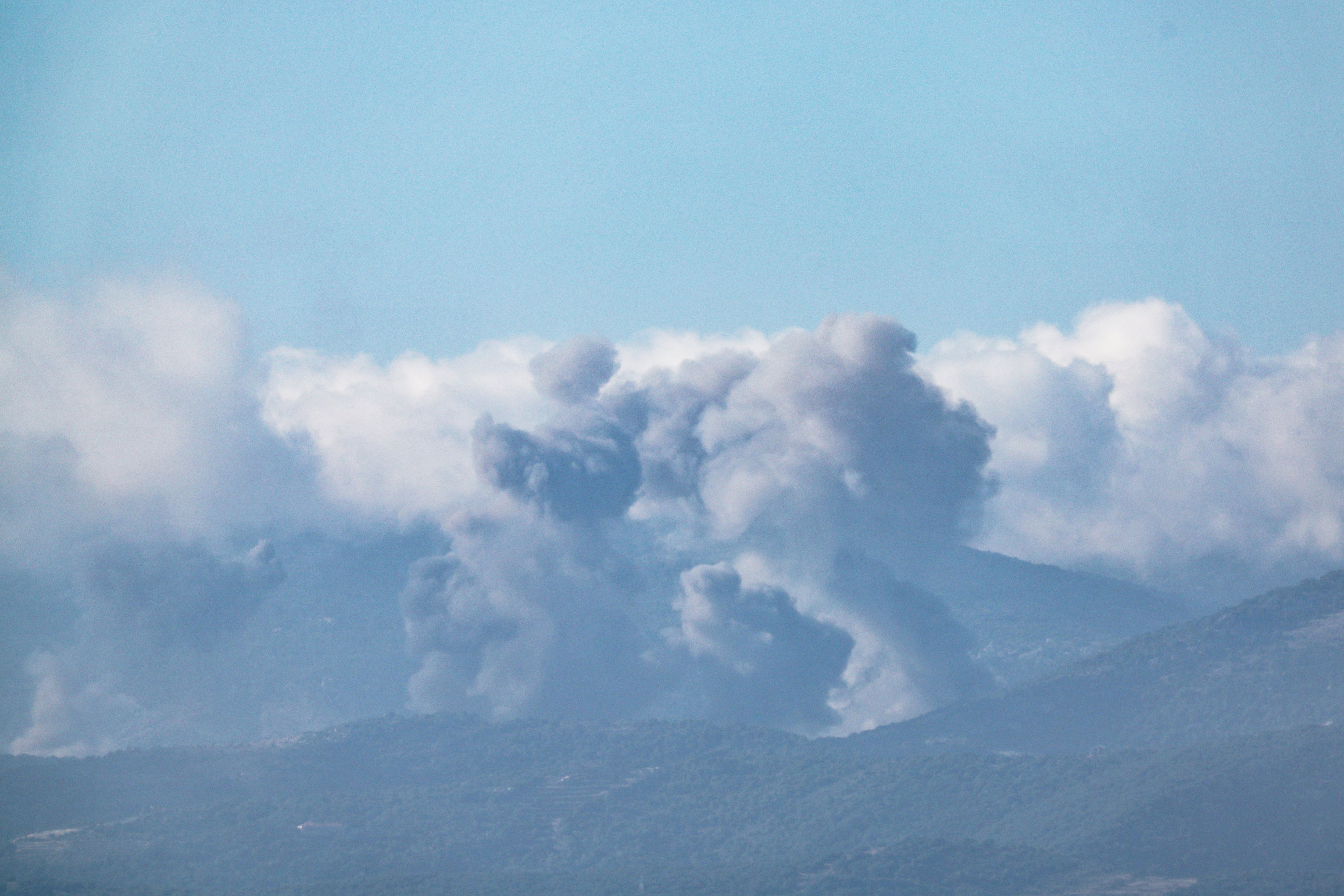 Humo tras un ataque israelí en el sur del Líbano, visto desde el lado israelí de la frontera en la Alta Galilea, norte de Israel (EFE/EPA/ATEF SAFADI)