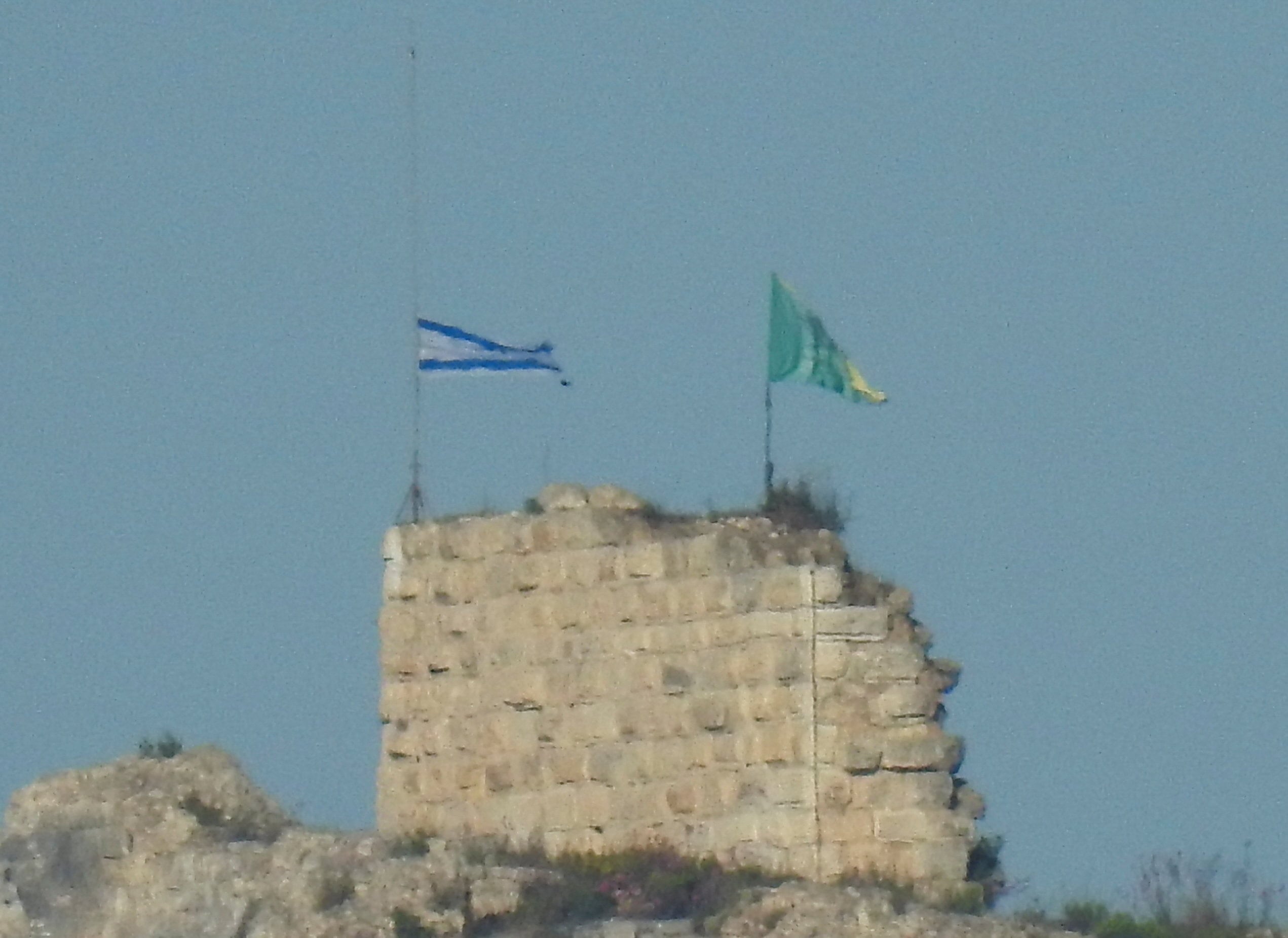 La Brigada Golani y soldados israelíes izaron la bandera de Israel y de su brigada sobre Beaufort, según anunció el ministro de Defensa Israel Katz. (REUTERS/Stringer)