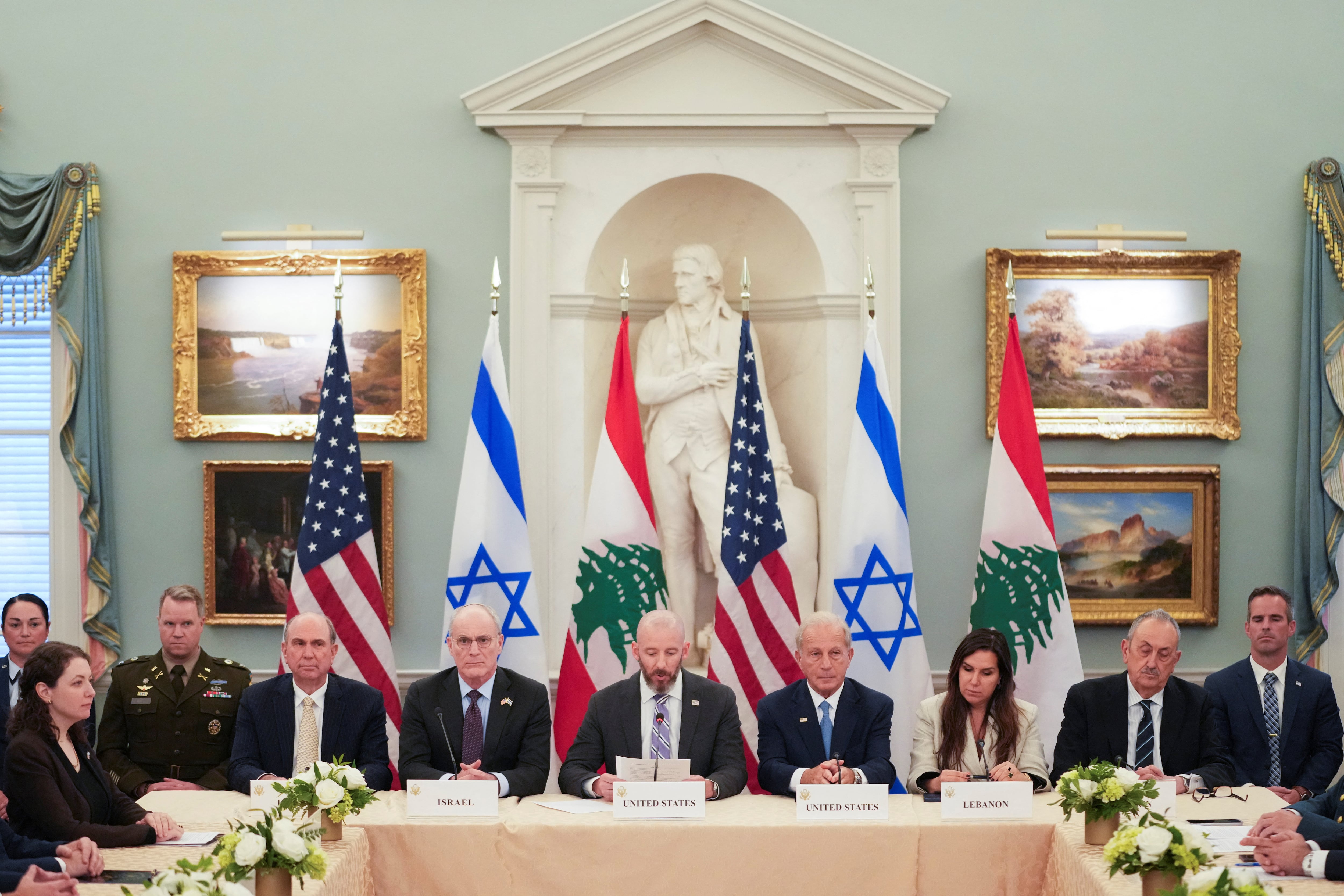 El jefe de gabinete del Departamento de Estado, Daniel Holler, interviene junto al embajador de Israel en EE. UU. Yechiel Leiter y la embajadora del Líbano en EE. UU., Nada Hamadeh, acompañados por el embajador de EE. UU. en el Líbano, Michel Issa, asisten a una reunión entre las delegaciones israelí y libanesa organizada por Estados Unidos, después de que la administración Trump anunciara que Israel y el Líbano habían acordado aplicar un alto el fuego para poner fin a las hostilidades, en el Departamento de Estado en Washington, D. C., EE. UU., el 3 de junio de 2026 (REUTERS/Nathan Howard)