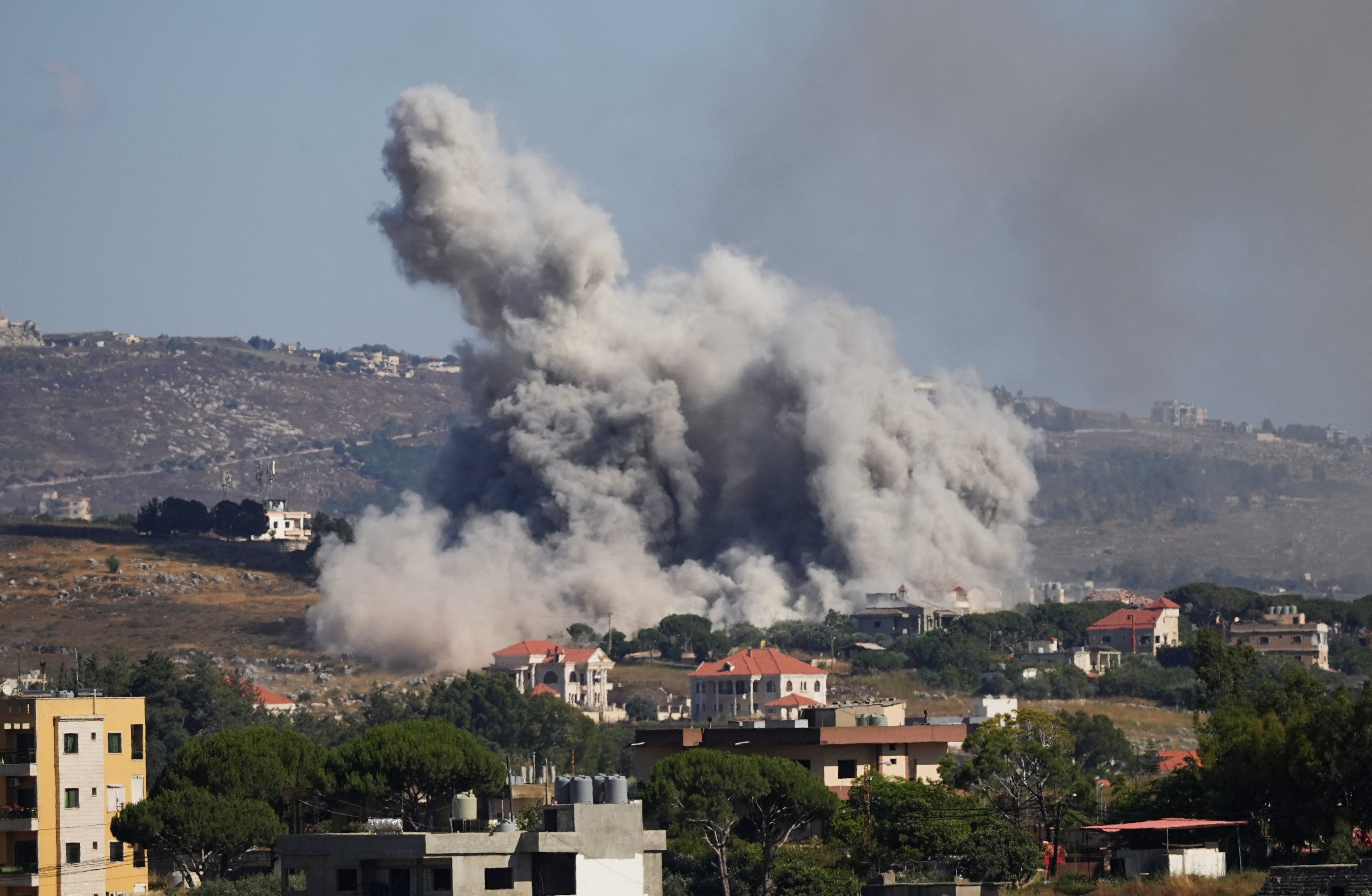El humo se eleva desde el sur del Líbano tras un ataque israelí, visto desde Nabatieh, en el sur del Líbano, el 19 de junio de 2026 (REUTERS)