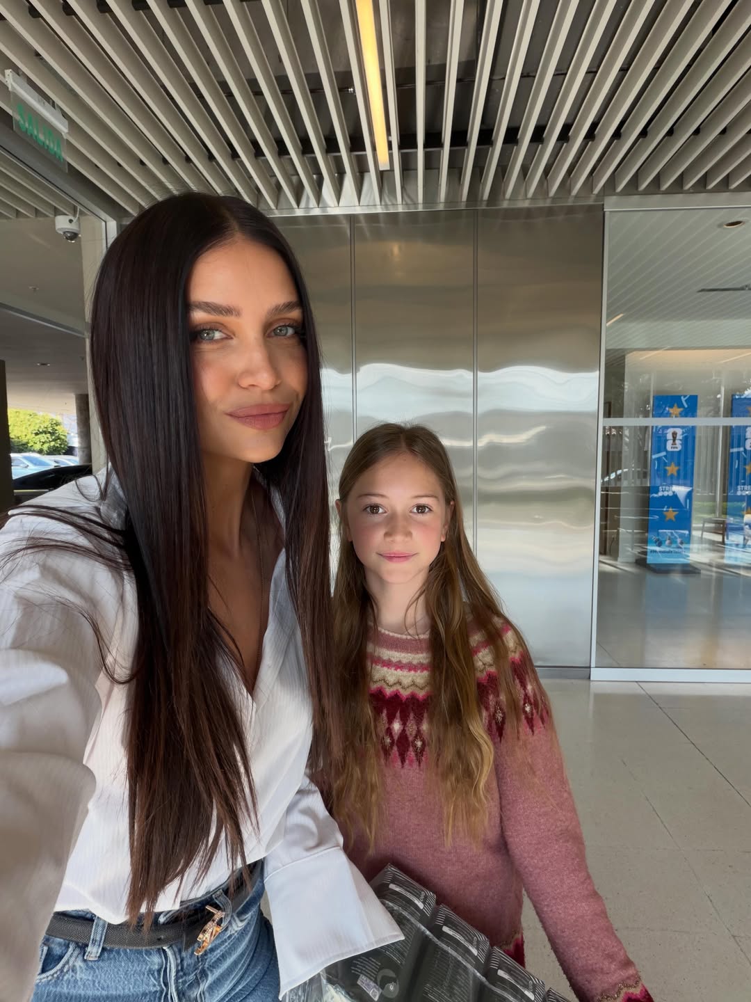 Zaira Nara, en una emotiva visita a La Peña de Morfi, posando con su hija
