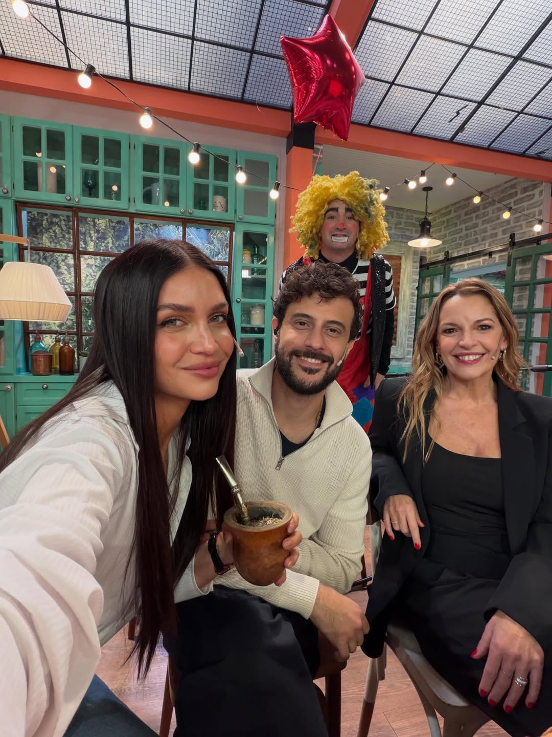 Zaira Nara posa junto a los conductores de La Peña de Morfi, Diego Leuco y Carina Zampini