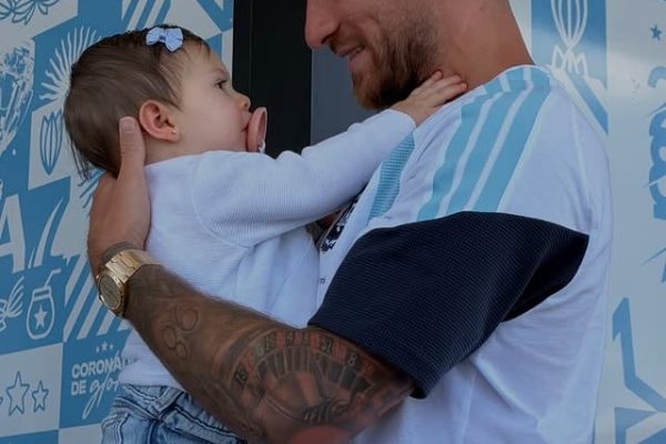 El emotivo reencuentro de Alexis Mac Allister con Ailén Cova y su hija Alaia en la previa del debut mundialista
