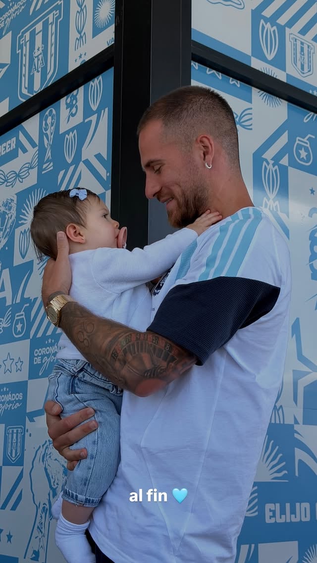 El emotivo reencuentro de Alexis Mac Allister con Ailén Cova y su hija Alaia en la previa del debut mundialista