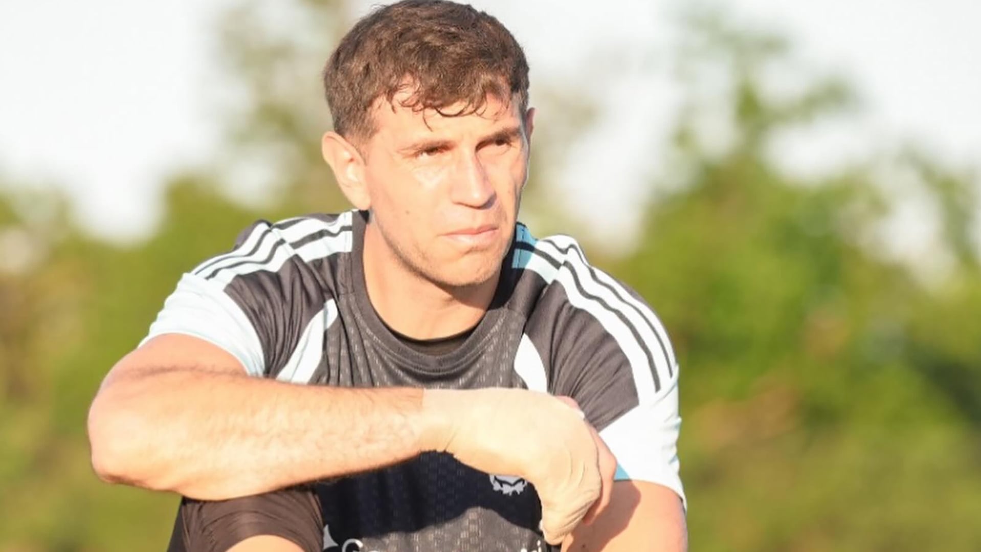 Emiliano Martínez, portero de la selección argentina y campeón del mundo, se encuentra en la recta final de la recuperación de la fractura de un dedo
