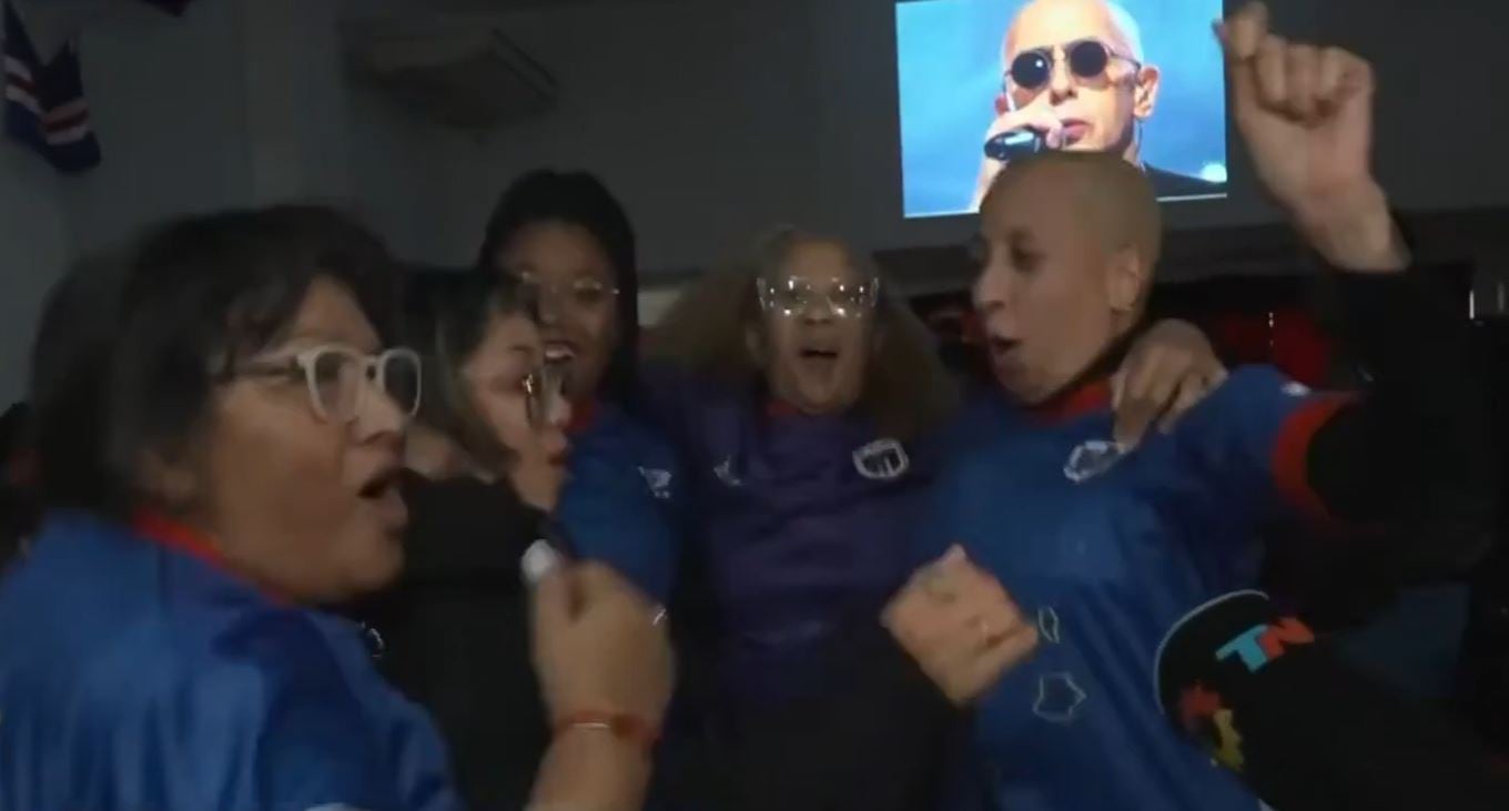 Miembros de la comunidad de Cabo Verde en Argentina celebran con euforia el empate de su selección contra España durante el Mundial (captura TN)