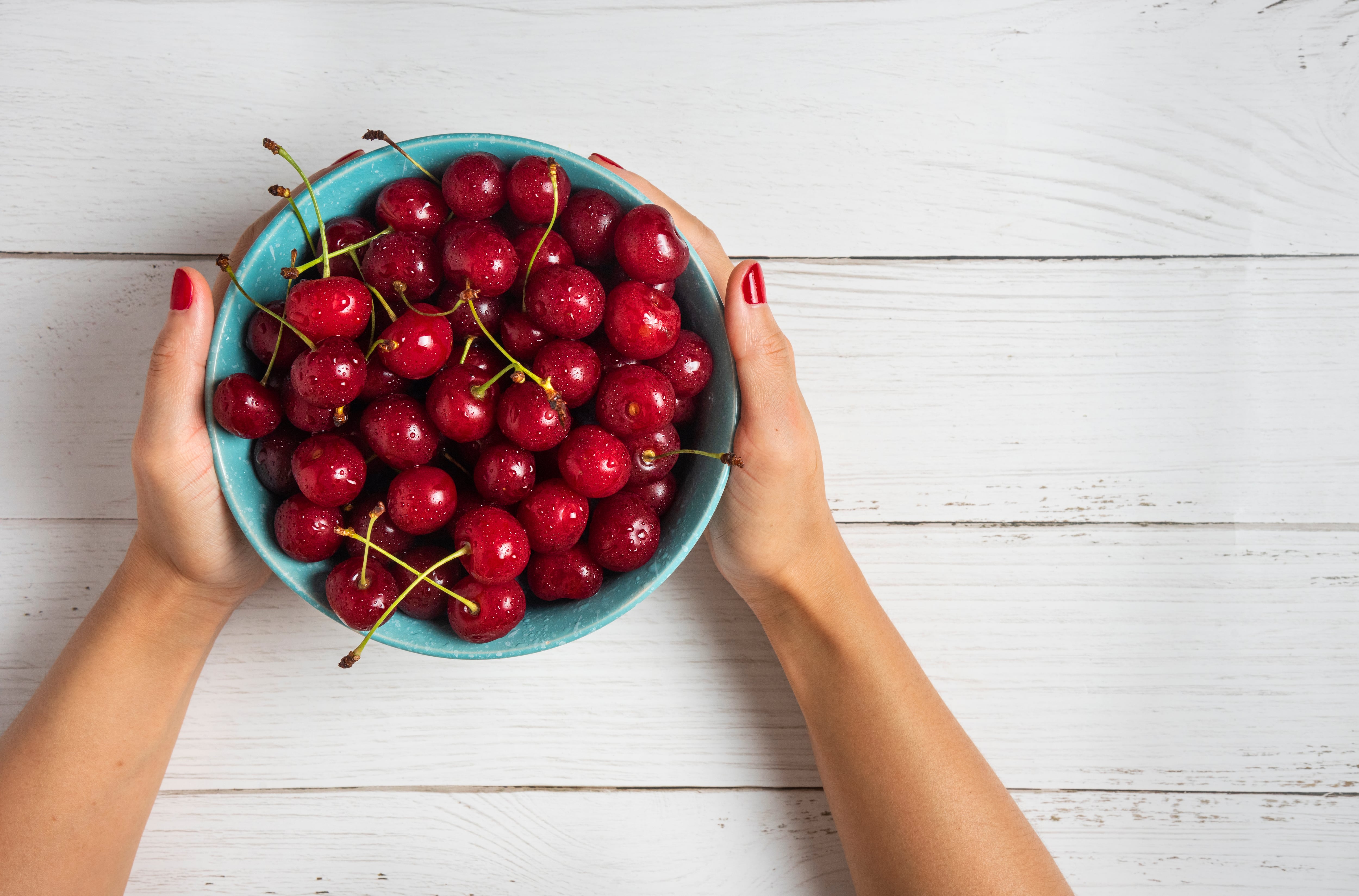 Las altas temperaturas durante la formación de las flores aumentan el riesgo de que aparezcan cerezas gemelas (Freepik)