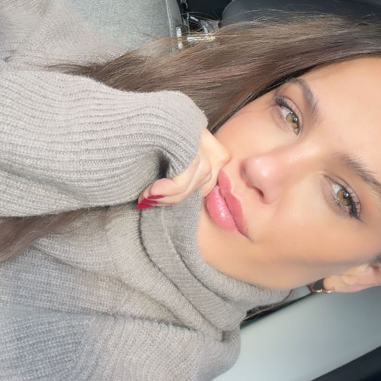 Ivana se fotografió de cerca y lució su cabello castaño y suéter de cuello alto en tono gris