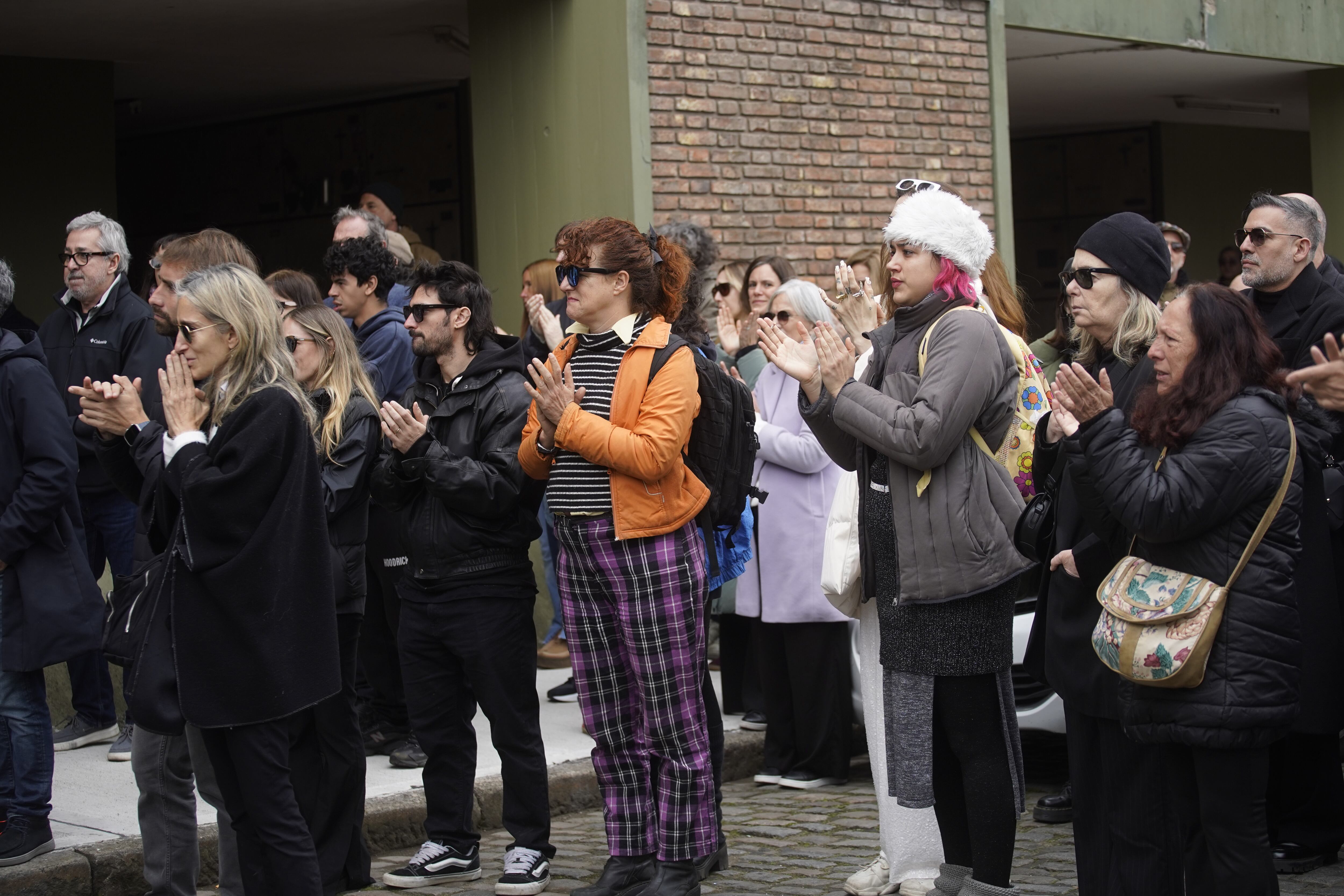 El círculo íntimo de la actriz aplaudió a la actriz luego de que finalizó la ceremonia religiosa 