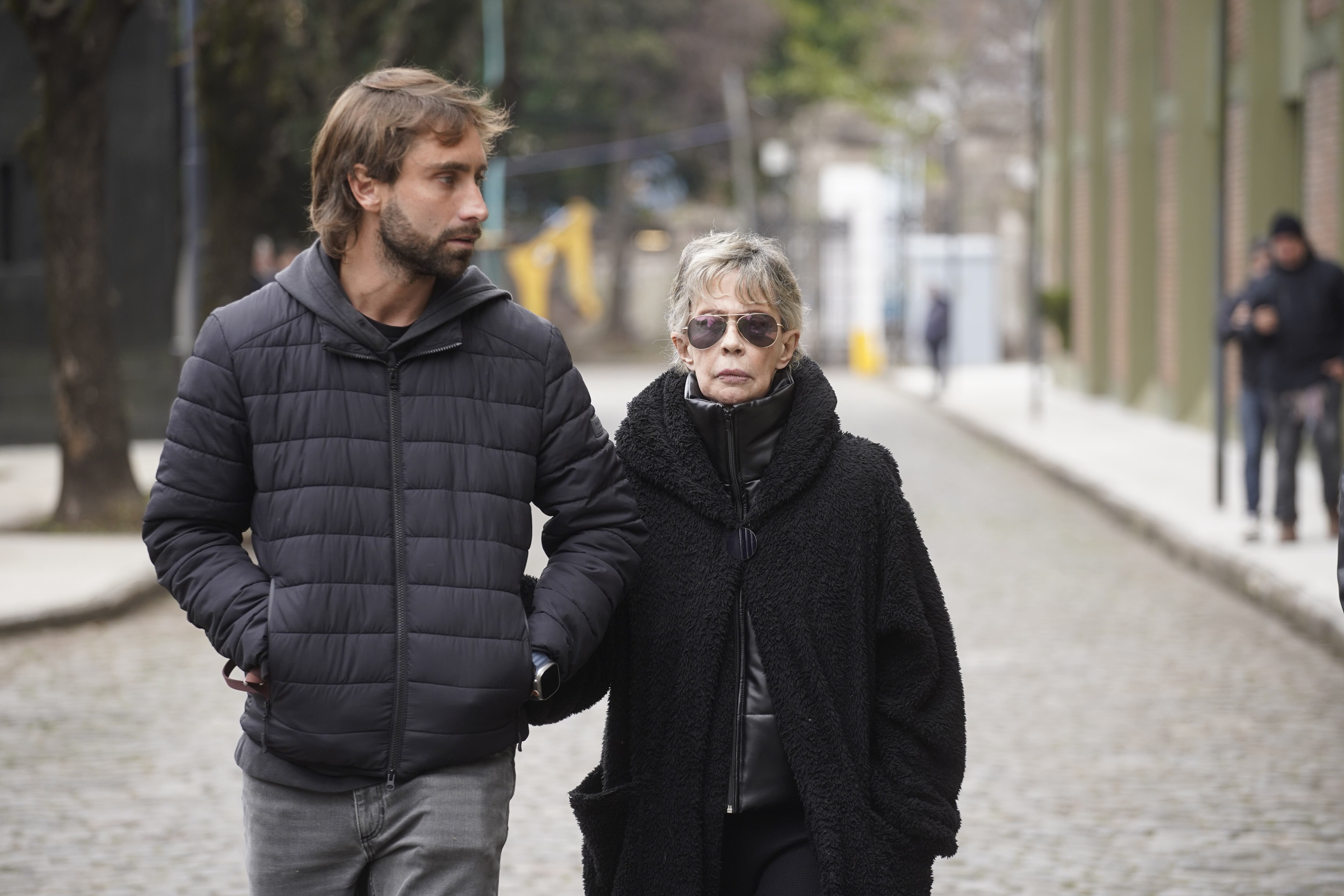 María Valenzuela fue vista durante el cortejo fúnebre de Pais